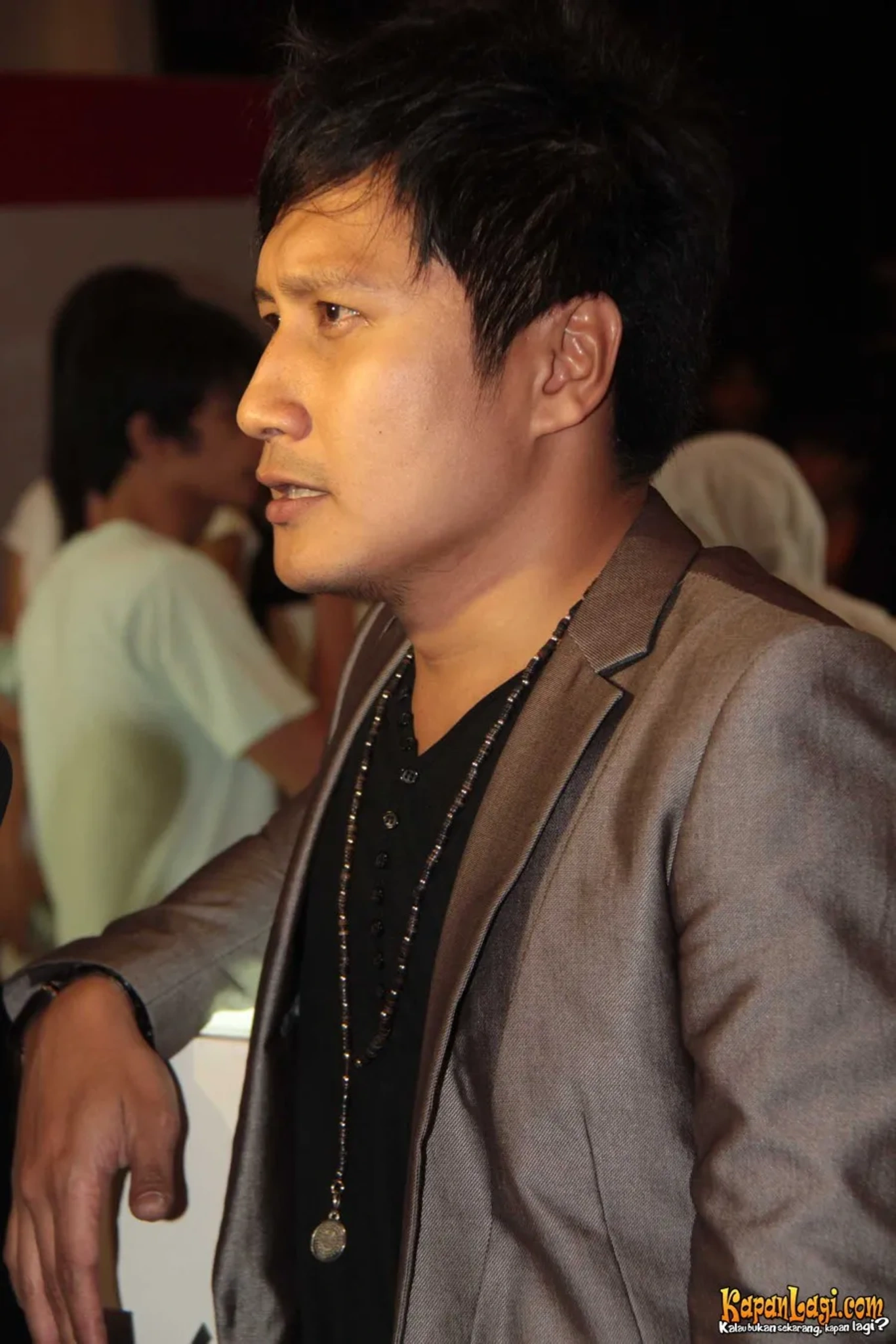 Jika Anda tidak melihat foto Arie Untung, kemungkinan karena foto dengan nomor tersebut tidak tersedia di Kapanlagi.com™