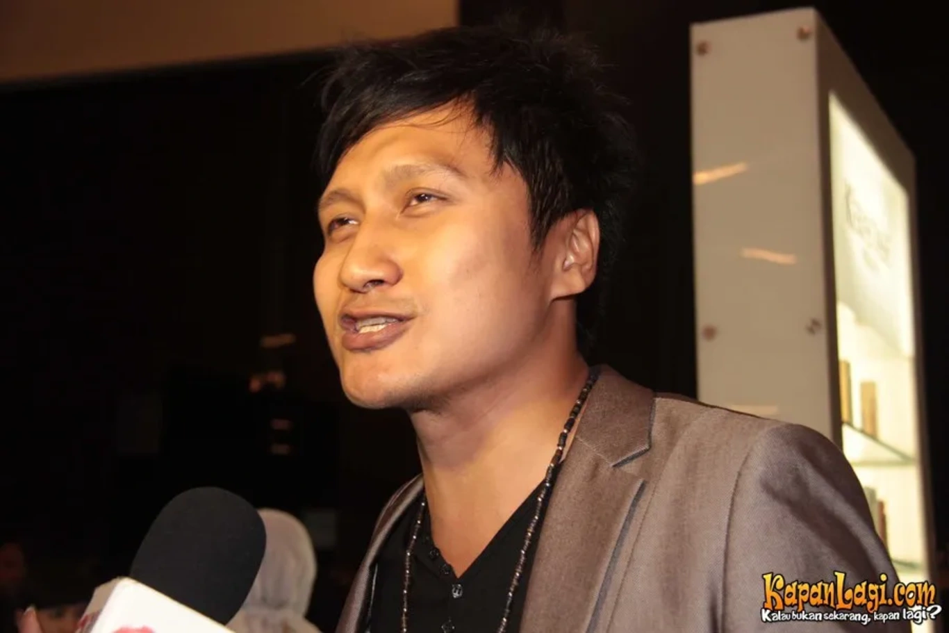 Jika Anda tidak melihat foto Arie Untung, kemungkinan karena foto dengan nomor tersebut tidak tersedia di Kapanlagi.com™