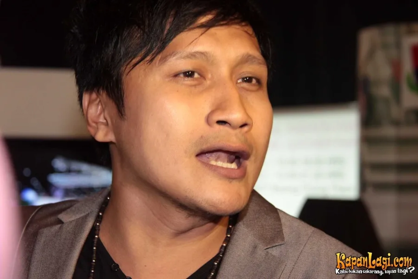Jika Anda tidak melihat foto Arie Untung, kemungkinan karena foto dengan nomor tersebut tidak tersedia di Kapanlagi.com™