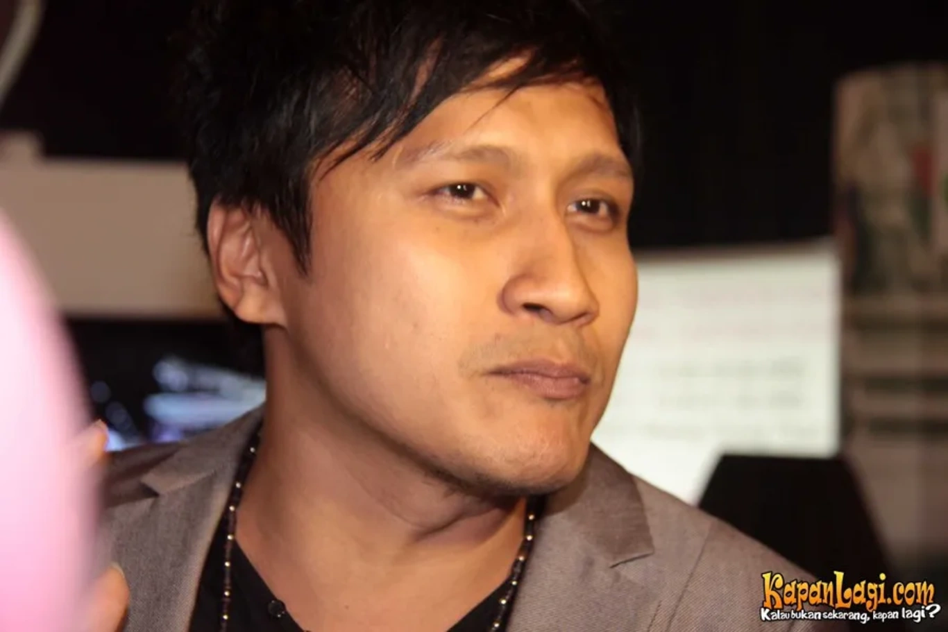 Jika Anda tidak melihat foto Arie Untung, kemungkinan karena foto dengan nomor tersebut tidak tersedia di Kapanlagi.com™