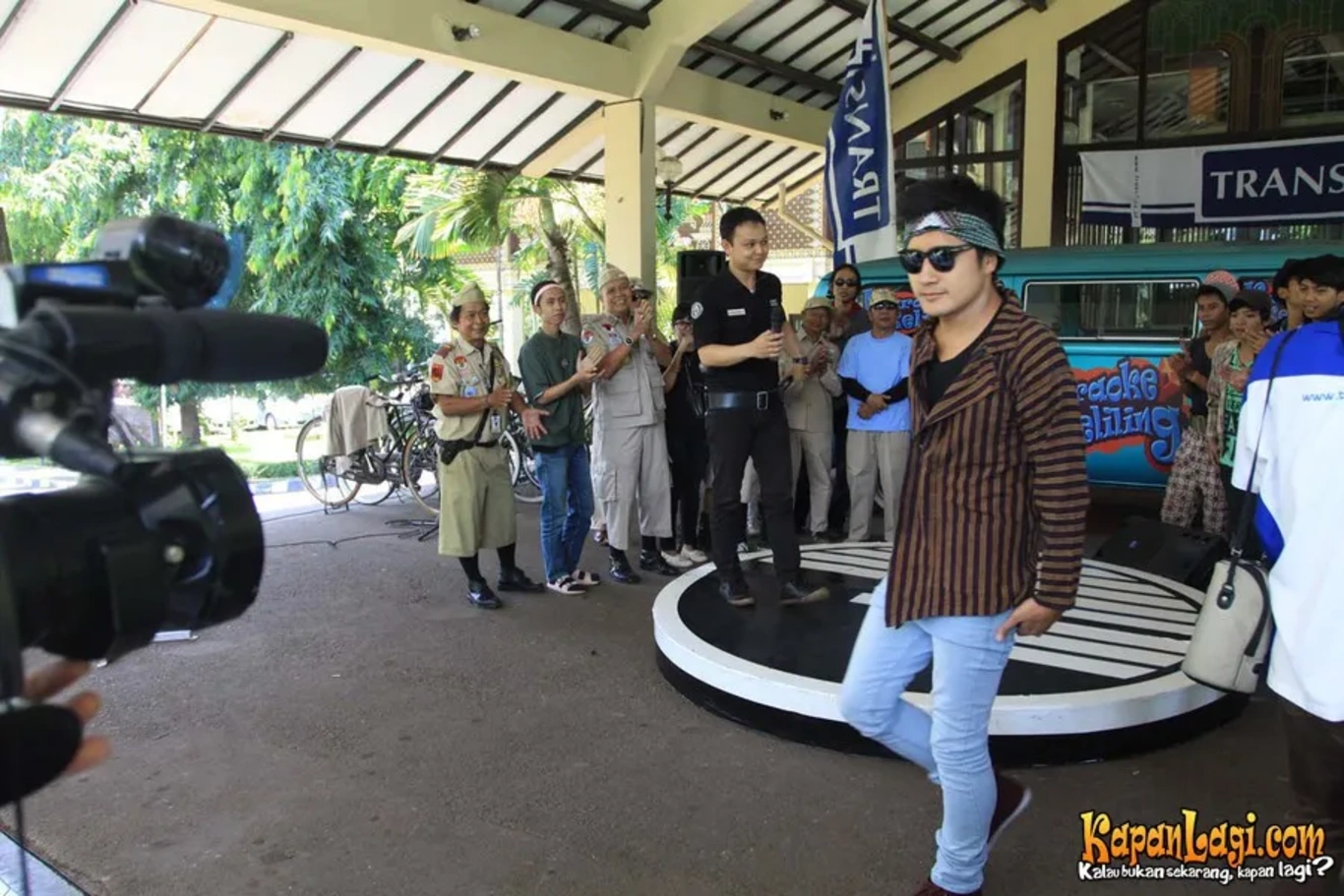 Jika Anda tidak melihat foto Arie Untung, kemungkinan karena foto dengan nomor tersebut tidak tersedia di Kapanlagi.com™