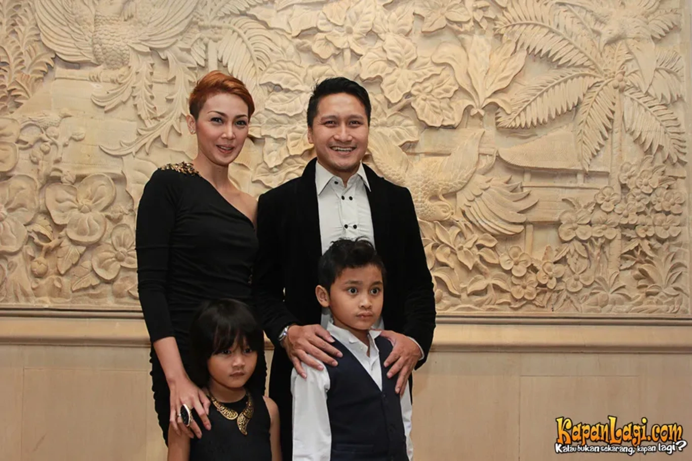 Jika Anda tidak melihat foto Arie Untung, kemungkinan karena foto dengan nomor tersebut tidak tersedia di Kapanlagi.com™