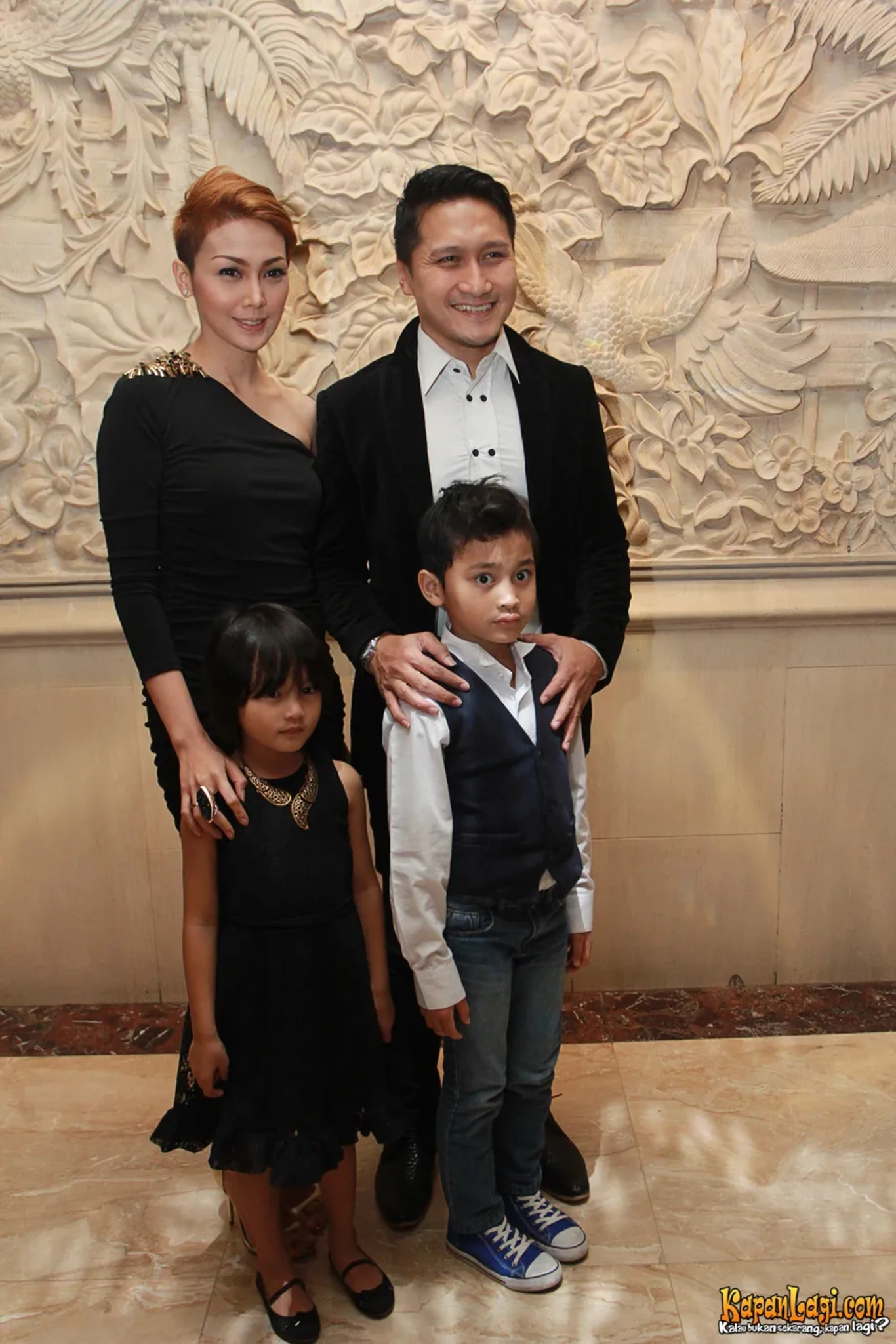 Jika Anda tidak melihat foto Arie Untung, kemungkinan karena foto dengan nomor tersebut tidak tersedia di Kapanlagi.com™