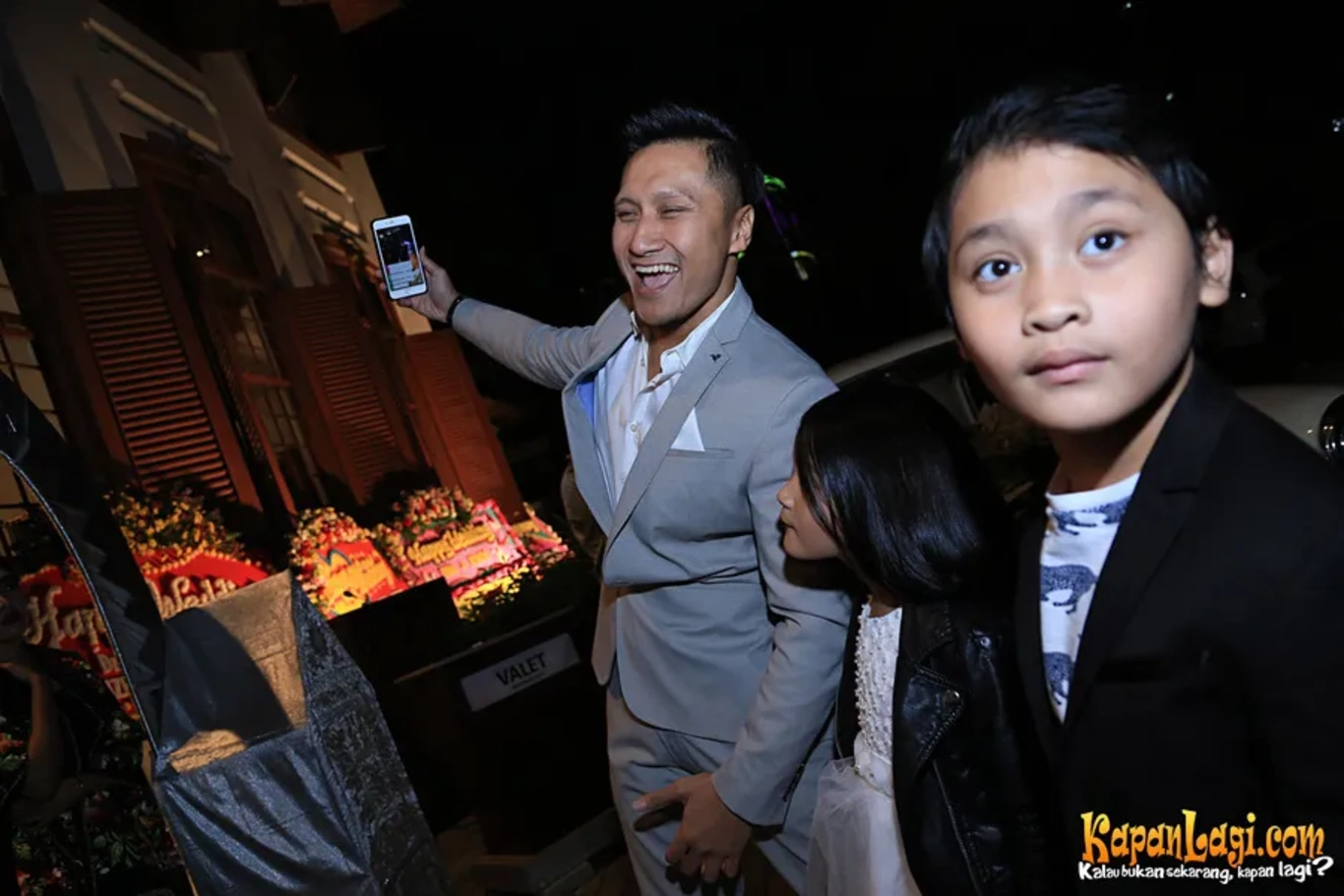 Jika Anda tidak melihat foto Arie Untung, kemungkinan karena foto dengan nomor tersebut tidak tersedia di Kapanlagi.com™