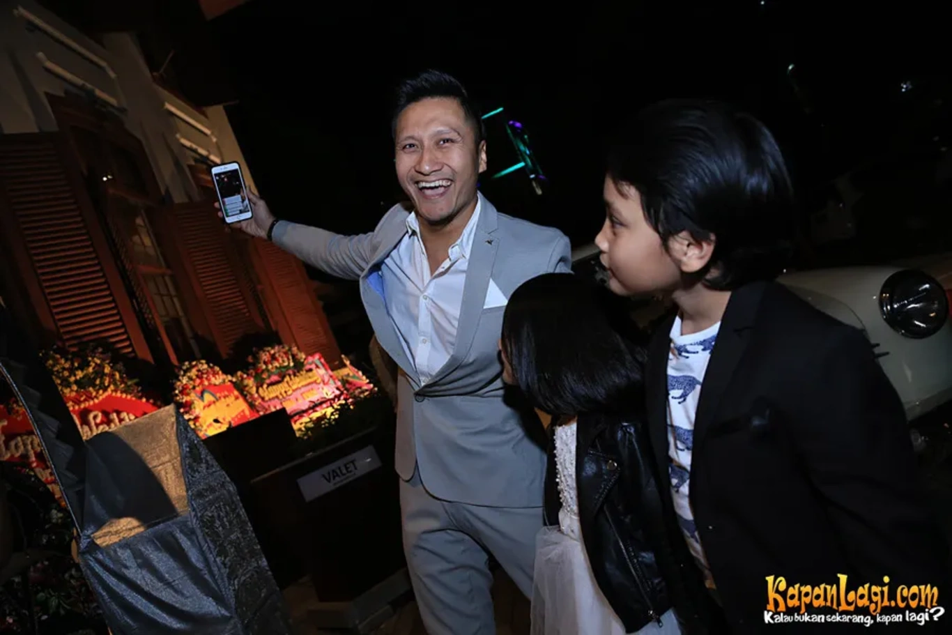 Jika Anda tidak melihat foto Arie Untung, kemungkinan karena foto dengan nomor tersebut tidak tersedia di Kapanlagi.com™