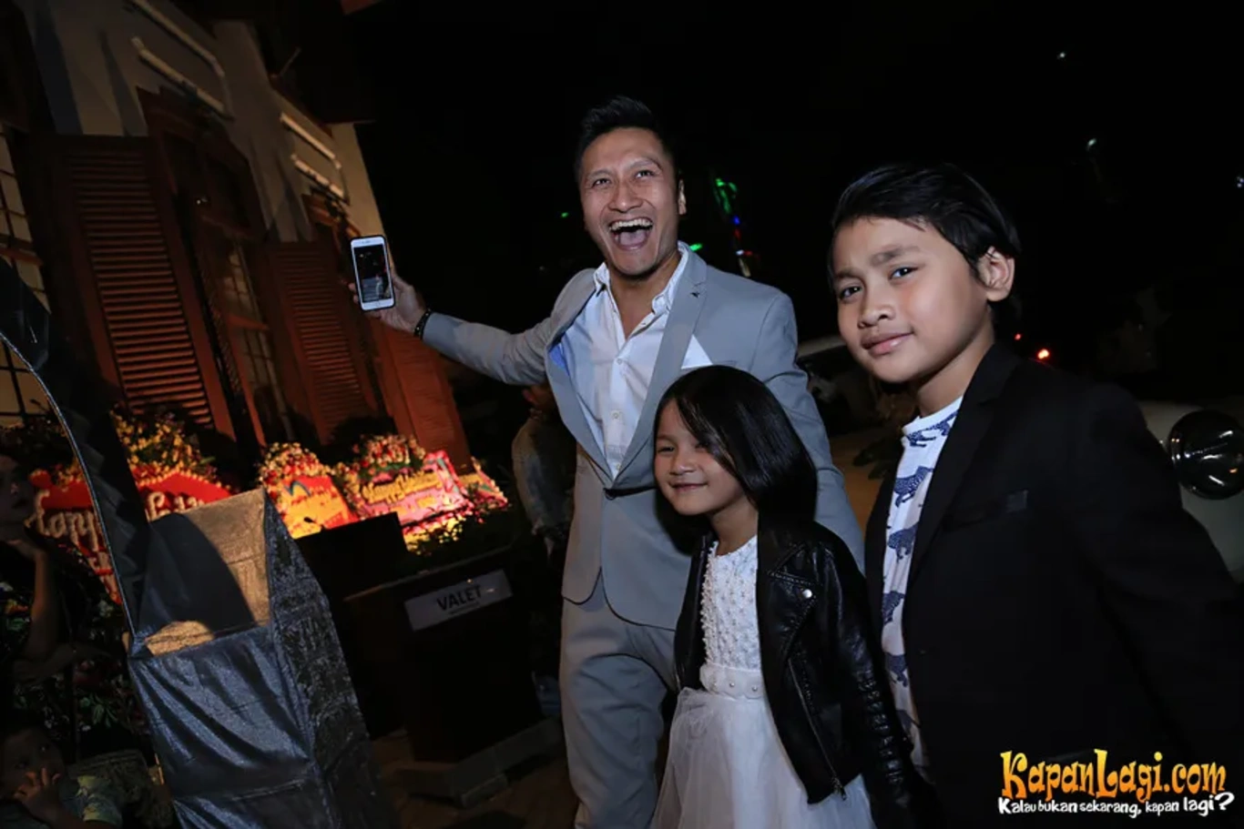 Jika Anda tidak melihat foto Arie Untung, kemungkinan karena foto dengan nomor tersebut tidak tersedia di Kapanlagi.com™