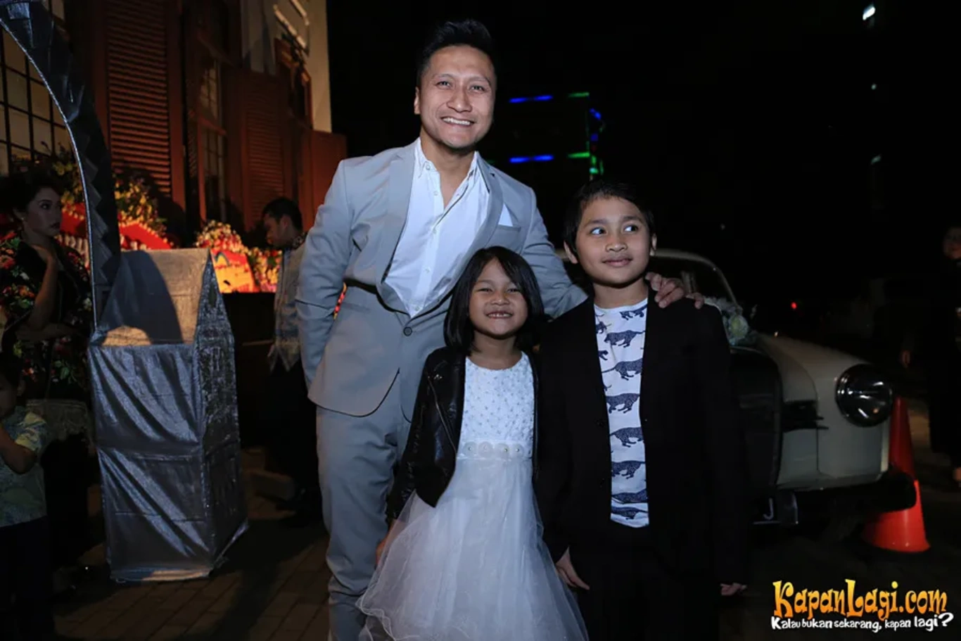 Jika Anda tidak melihat foto Arie Untung, kemungkinan karena foto dengan nomor tersebut tidak tersedia di Kapanlagi.com™