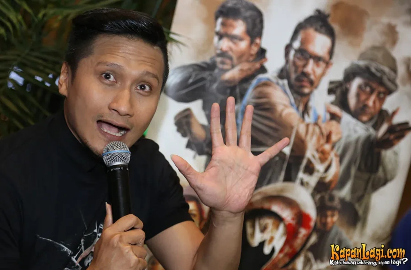 Jika Anda tidak melihat foto Arie Untung, kemungkinan karena foto dengan nomor tersebut tidak tersedia di Kapanlagi.com™