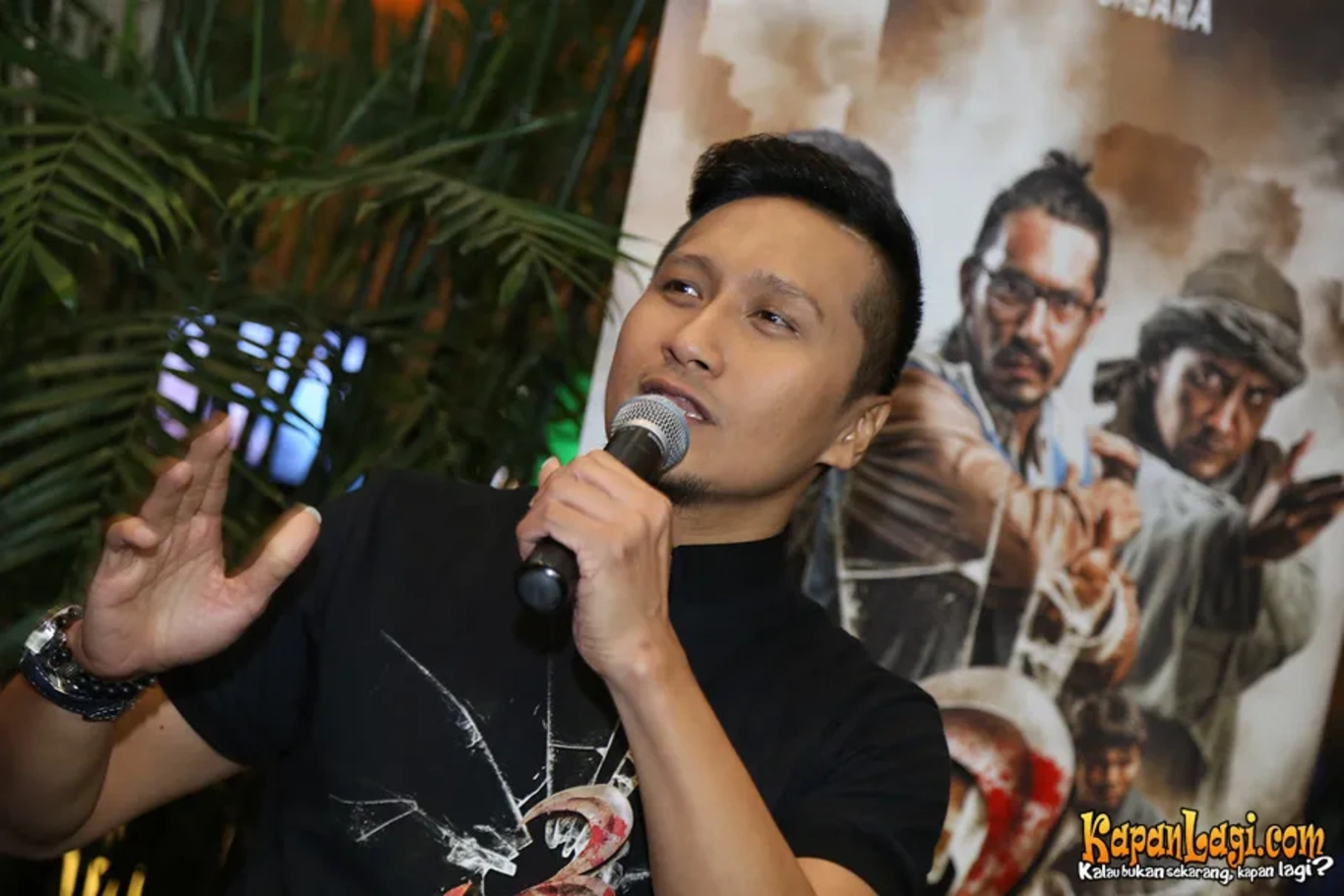 Jika Anda tidak melihat foto Arie Untung, kemungkinan karena foto dengan nomor tersebut tidak tersedia di Kapanlagi.com™