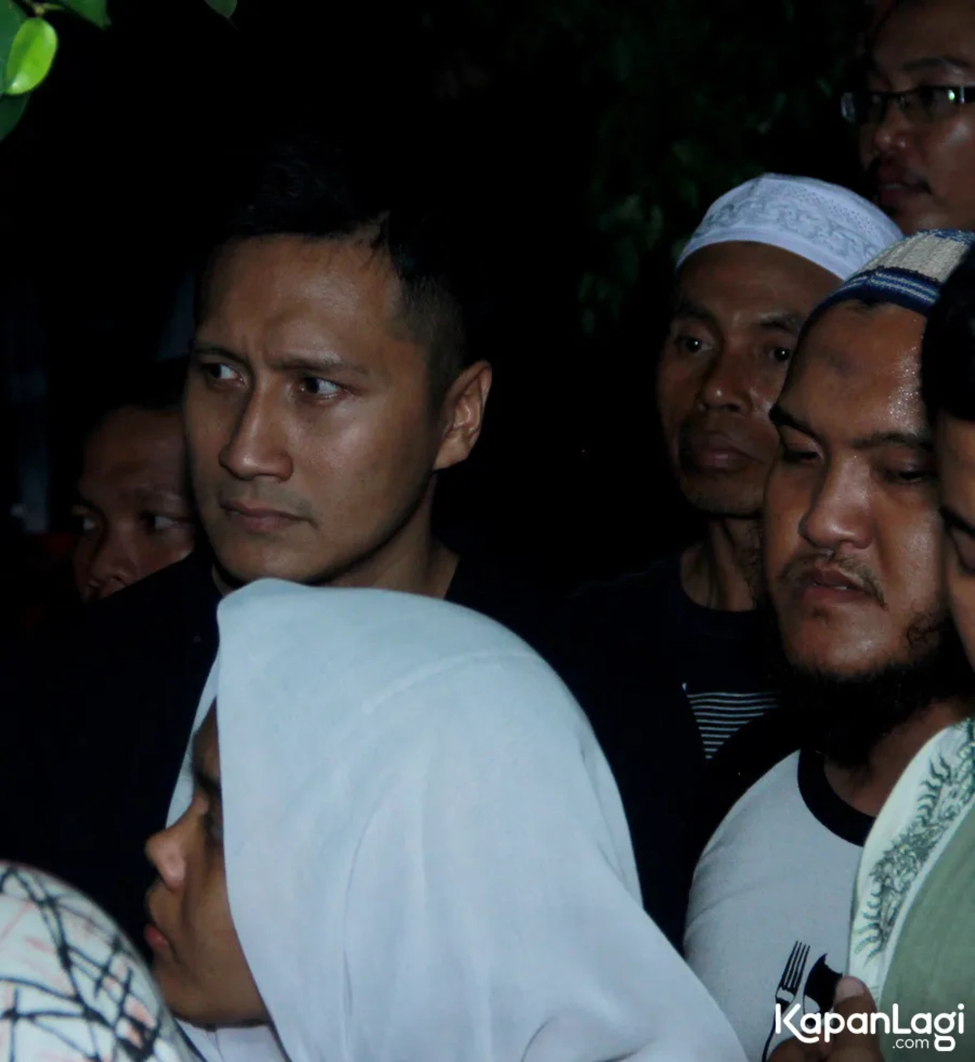 Jika Anda tidak melihat foto Arie Untung, kemungkinan karena foto dengan nomor tersebut tidak tersedia di Kapanlagi.com™