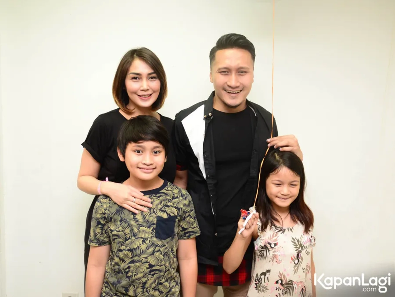 Jika Anda tidak melihat foto Arie Untung, kemungkinan karena foto dengan nomor tersebut tidak tersedia di Kapanlagi.com™