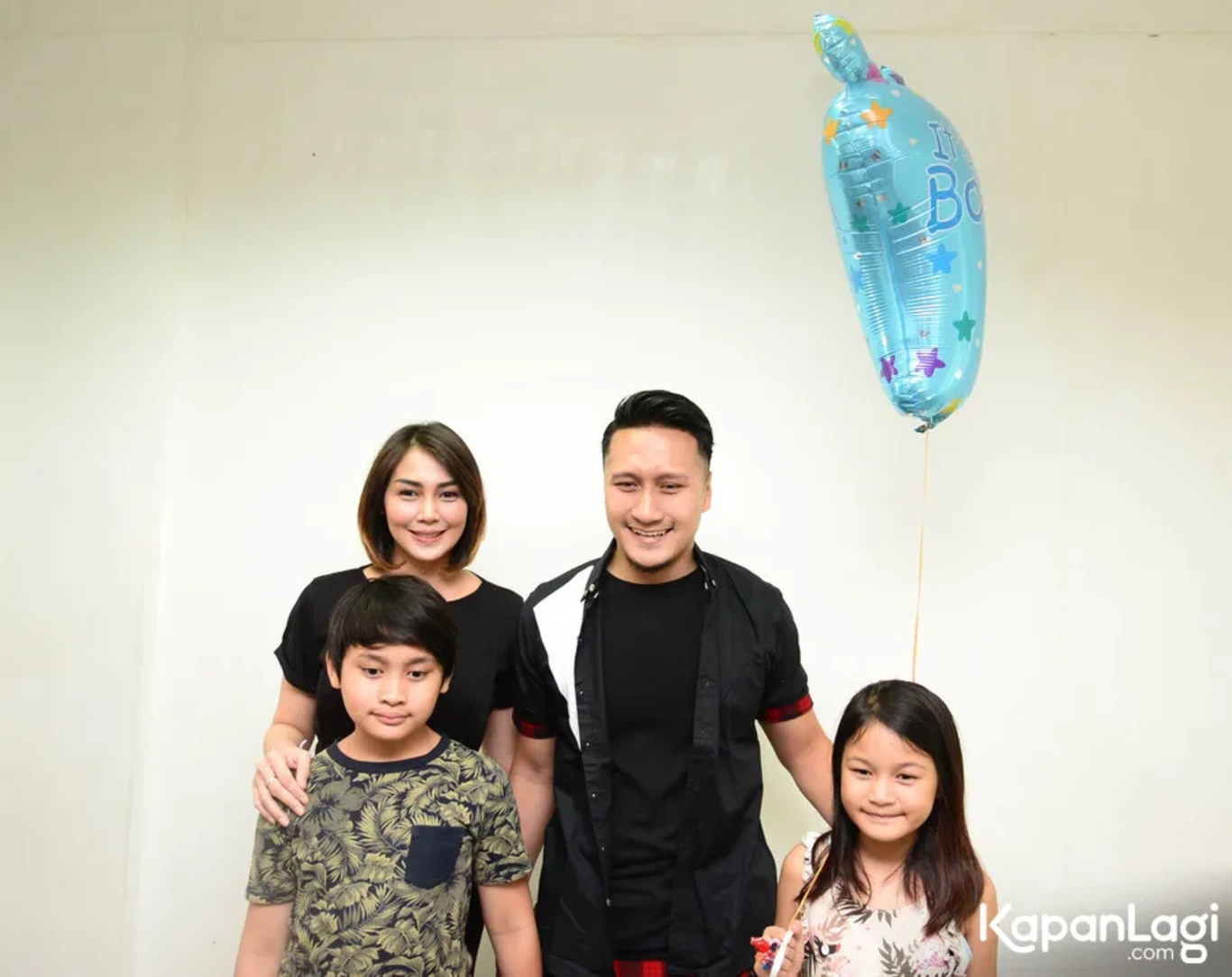 Jika Anda tidak melihat foto Arie Untung, kemungkinan karena foto dengan nomor tersebut tidak tersedia di Kapanlagi.com™