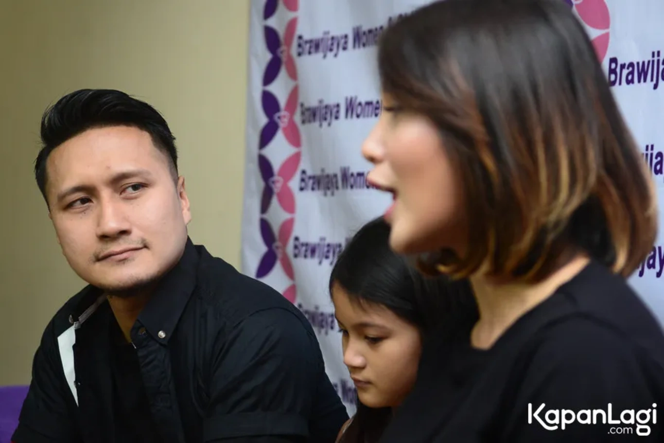 Jika Anda tidak melihat foto Arie Untung, kemungkinan karena foto dengan nomor tersebut tidak tersedia di Kapanlagi.com™