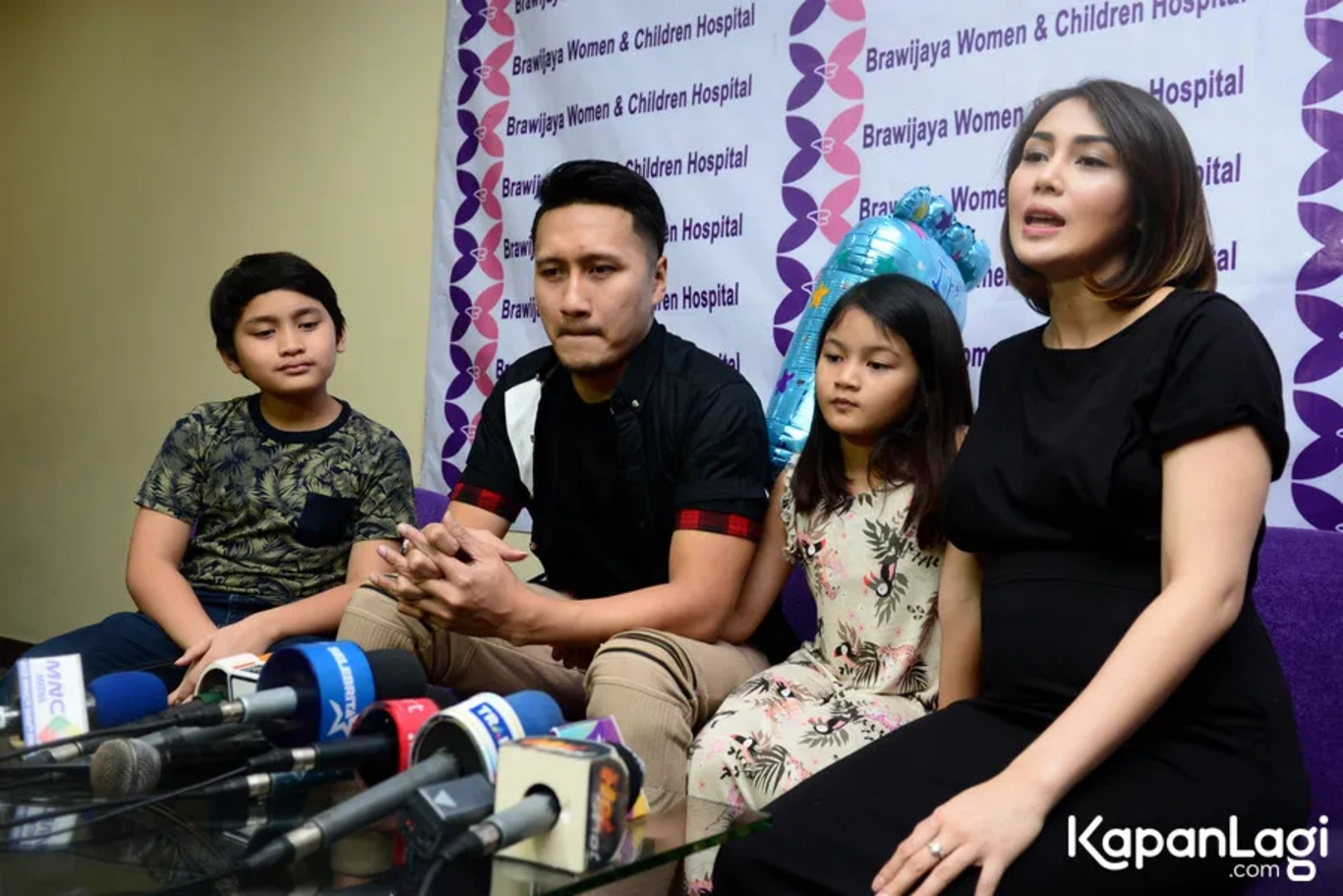 Jika Anda tidak melihat foto Arie Untung, kemungkinan karena foto dengan nomor tersebut tidak tersedia di Kapanlagi.com™