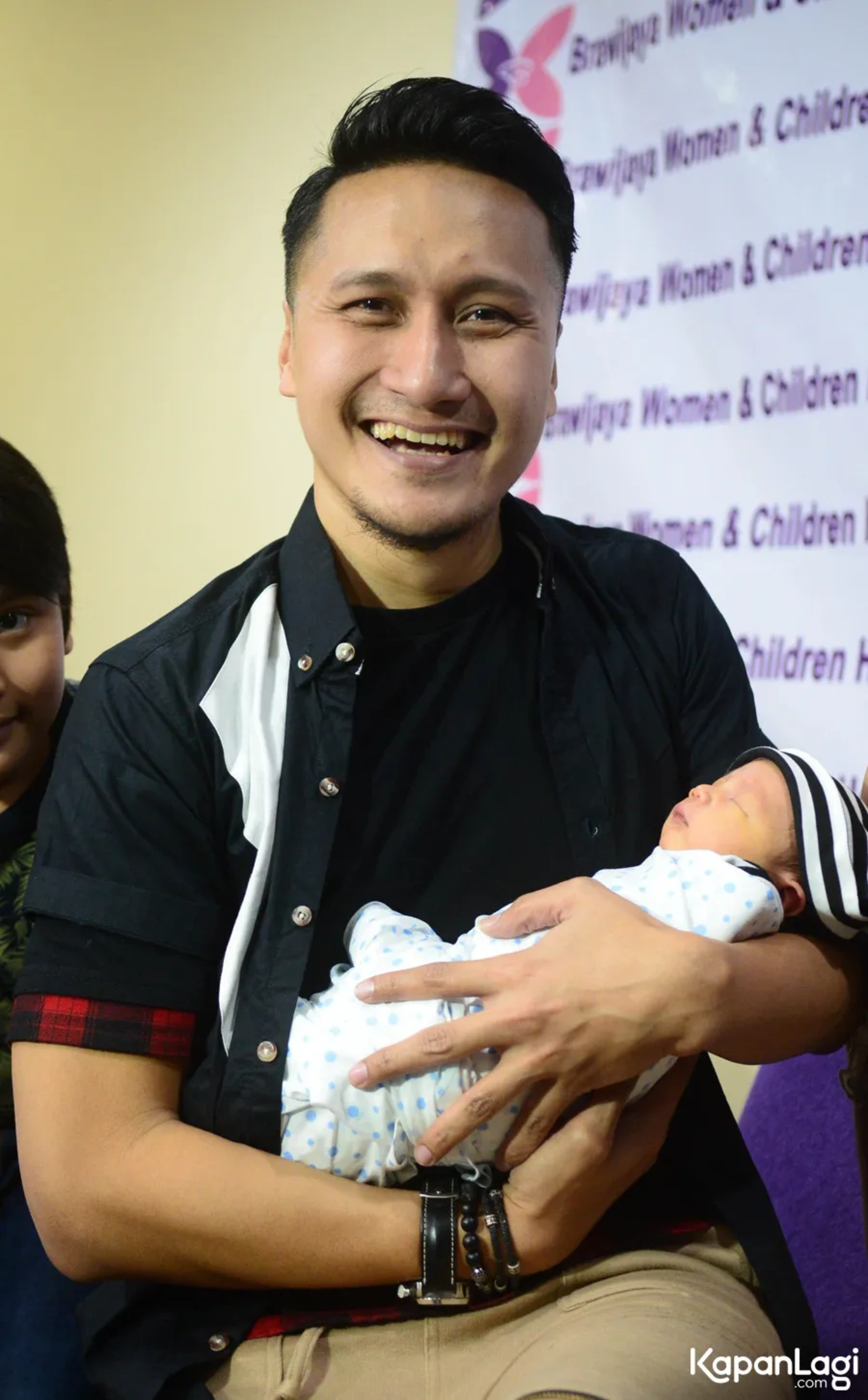 Jika Anda tidak melihat foto Arie Untung, kemungkinan karena foto dengan nomor tersebut tidak tersedia di Kapanlagi.com™