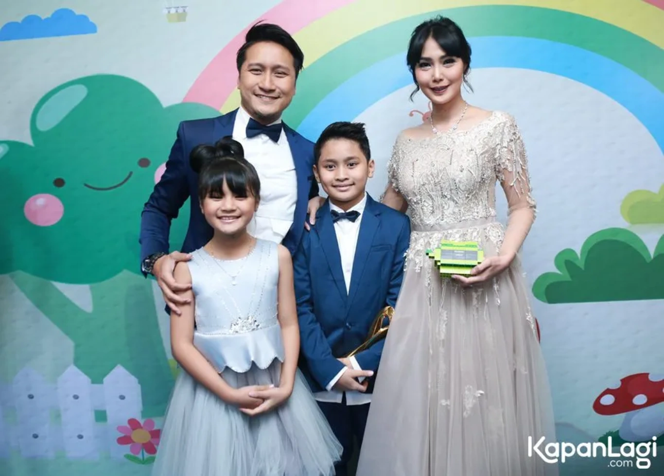 Jika Anda tidak melihat foto Arie Untung, kemungkinan karena foto dengan nomor tersebut tidak tersedia di Kapanlagi.com™