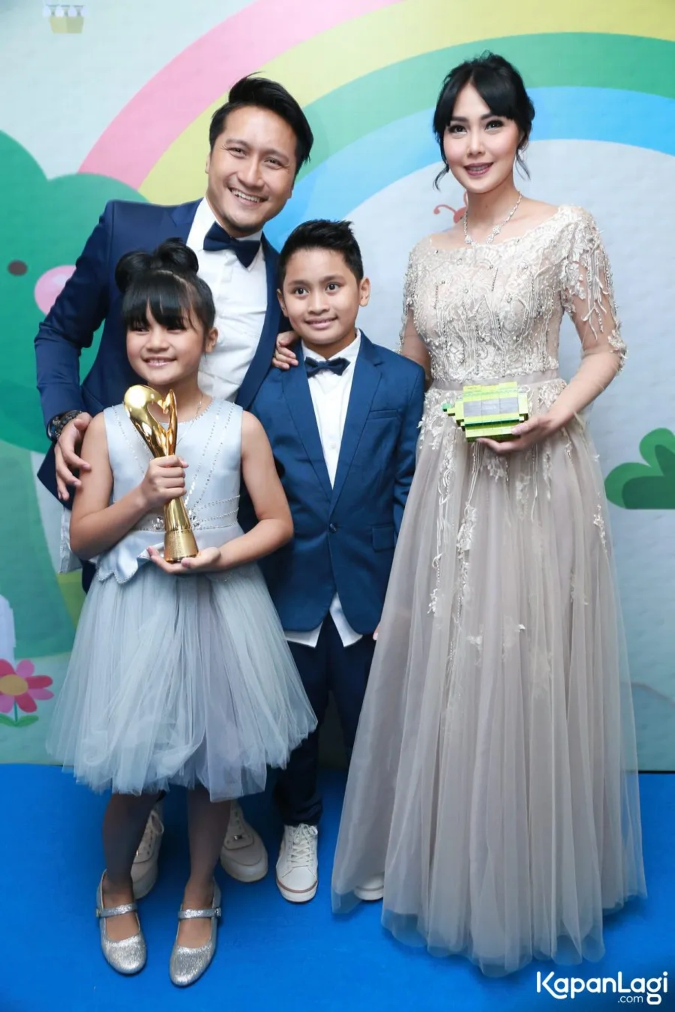 Jika Anda tidak melihat foto Arie Untung, kemungkinan karena foto dengan nomor tersebut tidak tersedia di Kapanlagi.com™