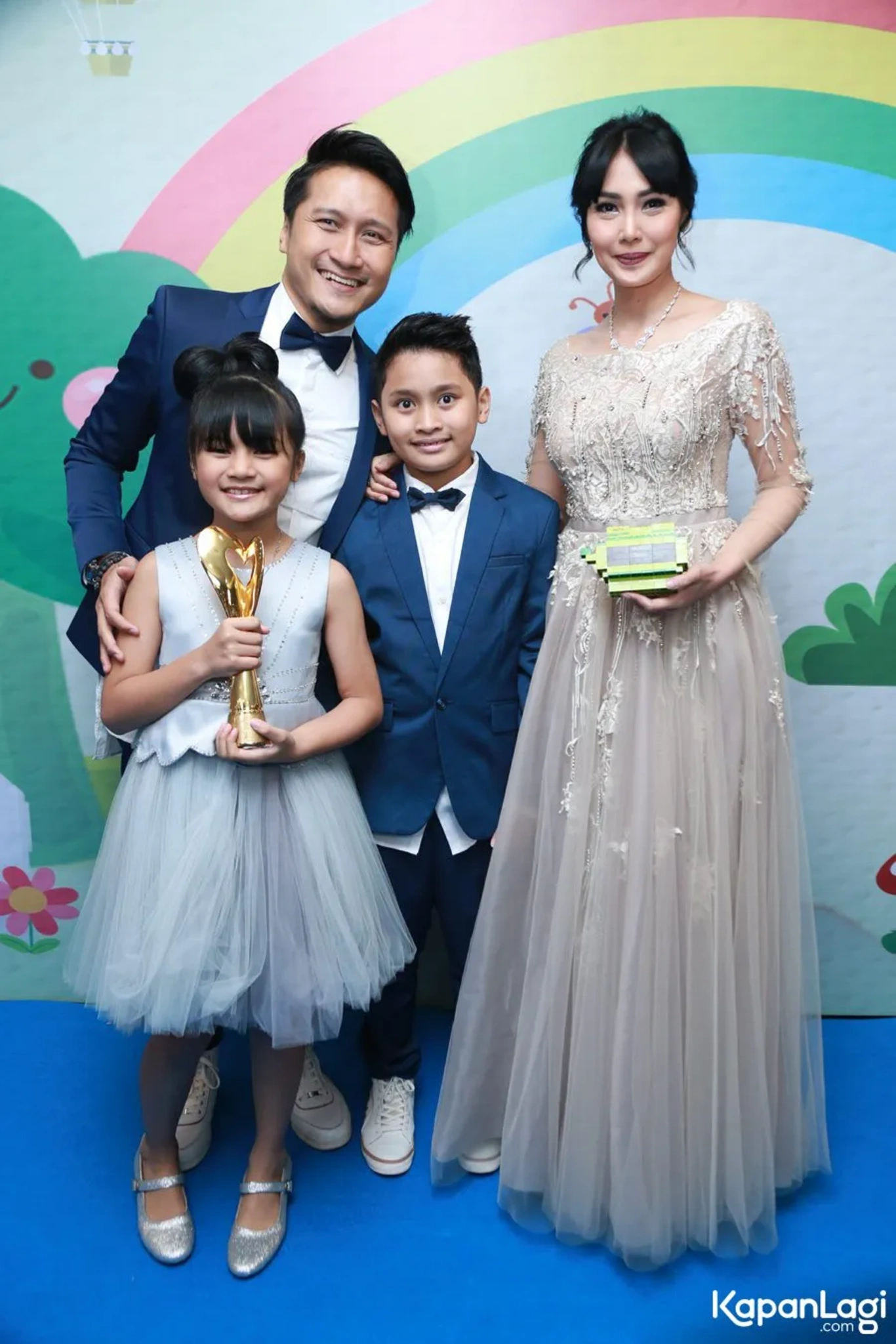 Jika Anda tidak melihat foto Arie Untung, kemungkinan karena foto dengan nomor tersebut tidak tersedia di Kapanlagi.com™