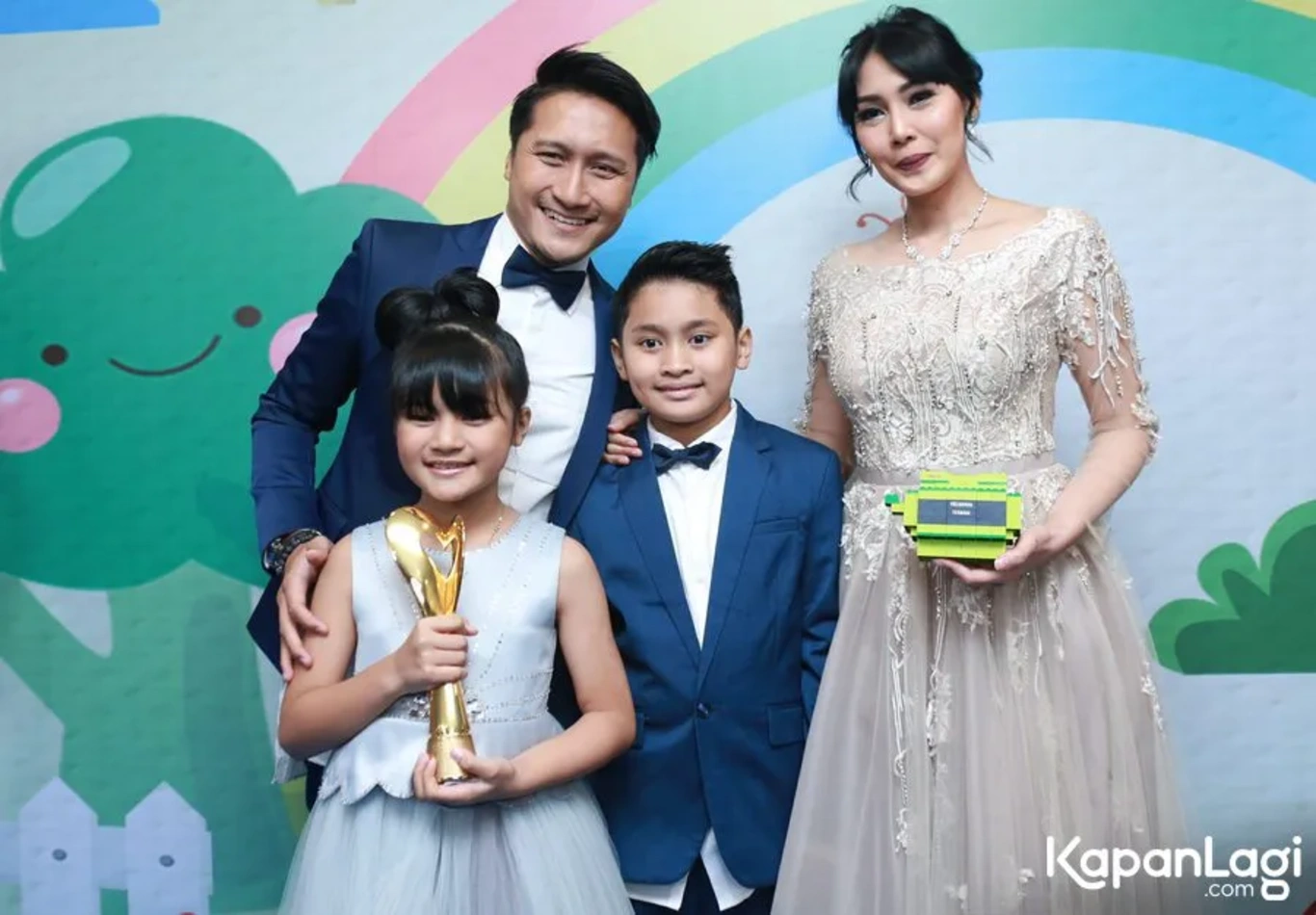 Jika Anda tidak melihat foto Arie Untung, kemungkinan karena foto dengan nomor tersebut tidak tersedia di Kapanlagi.com™