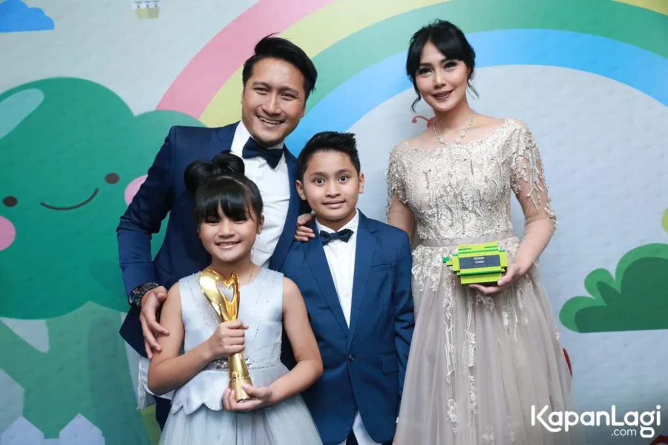 Jika Anda tidak melihat foto Arie Untung, kemungkinan karena foto dengan nomor tersebut tidak tersedia di Kapanlagi.com™