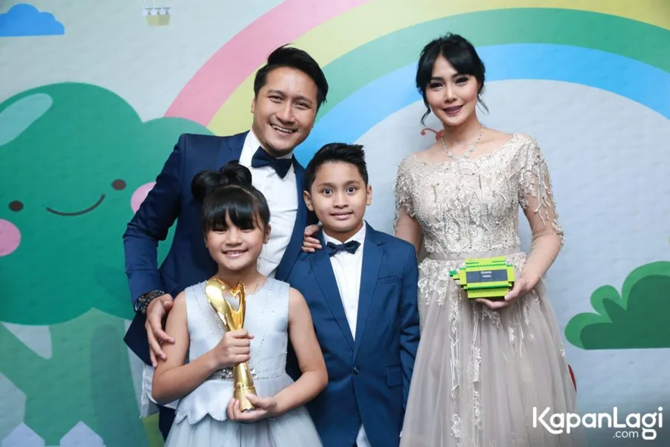 Jika Anda tidak melihat foto Arie Untung, kemungkinan karena foto dengan nomor tersebut tidak tersedia di Kapanlagi.com™