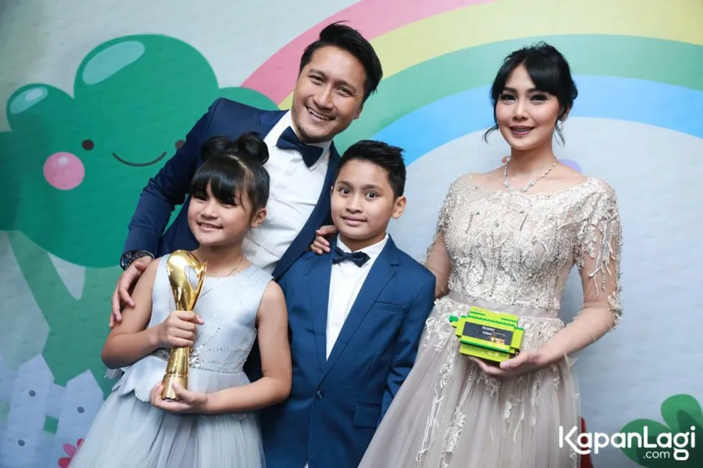 Jika Anda tidak melihat foto Arie Untung, kemungkinan karena foto dengan nomor tersebut tidak tersedia di Kapanlagi.com™