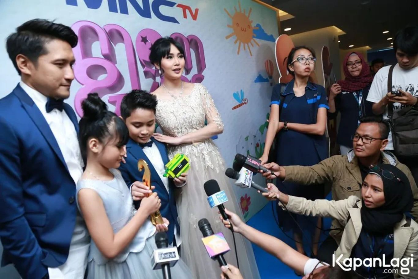 Jika Anda tidak melihat foto Arie Untung, kemungkinan karena foto dengan nomor tersebut tidak tersedia di Kapanlagi.com™