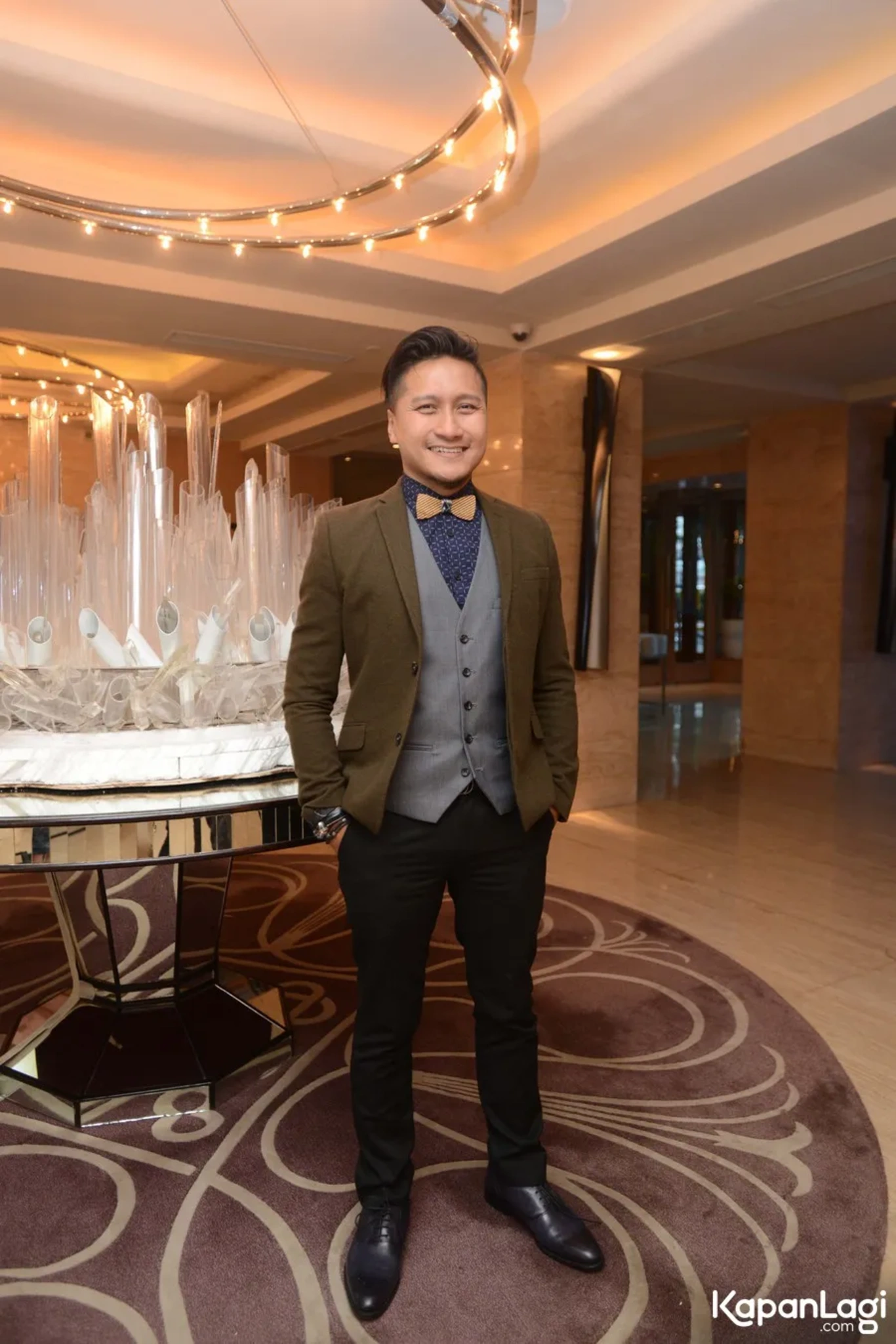 Jika Anda tidak melihat foto Arie Untung, kemungkinan karena foto dengan nomor tersebut tidak tersedia di Kapanlagi.com™