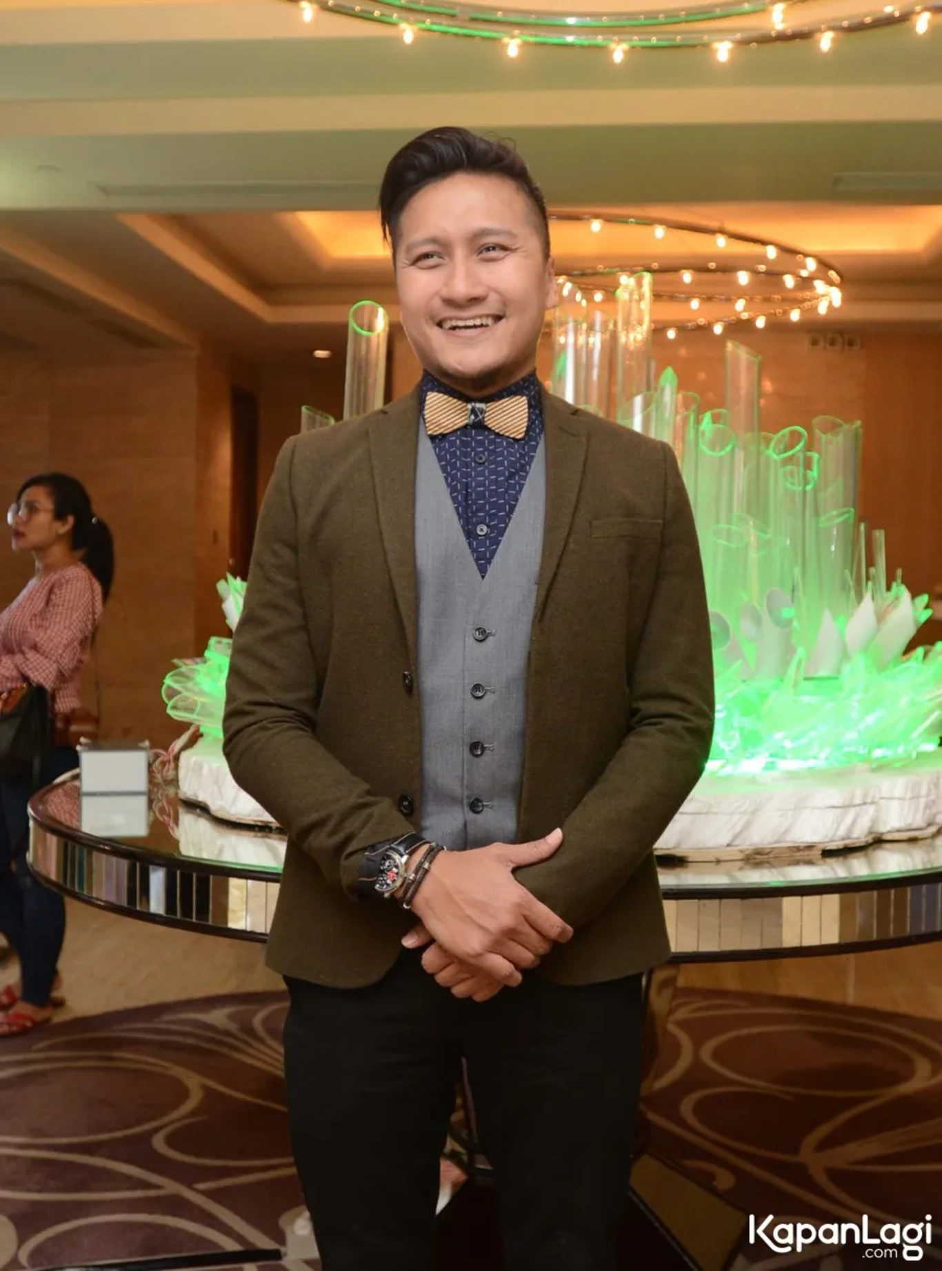 Jika Anda tidak melihat foto Arie Untung, kemungkinan karena foto dengan nomor tersebut tidak tersedia di Kapanlagi.com™