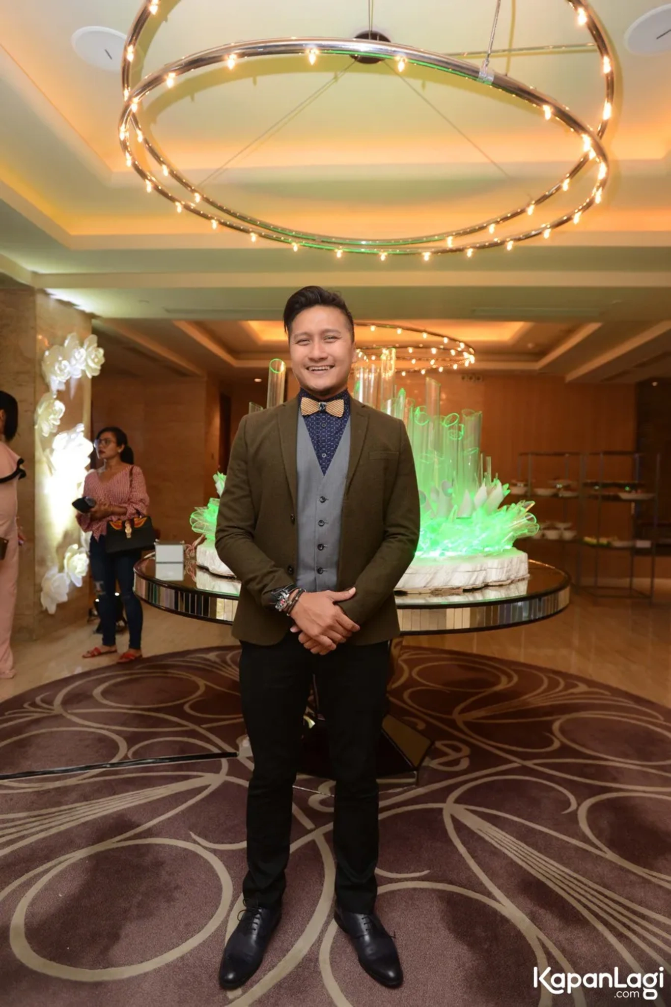 Jika Anda tidak melihat foto Arie Untung, kemungkinan karena foto dengan nomor tersebut tidak tersedia di Kapanlagi.com™