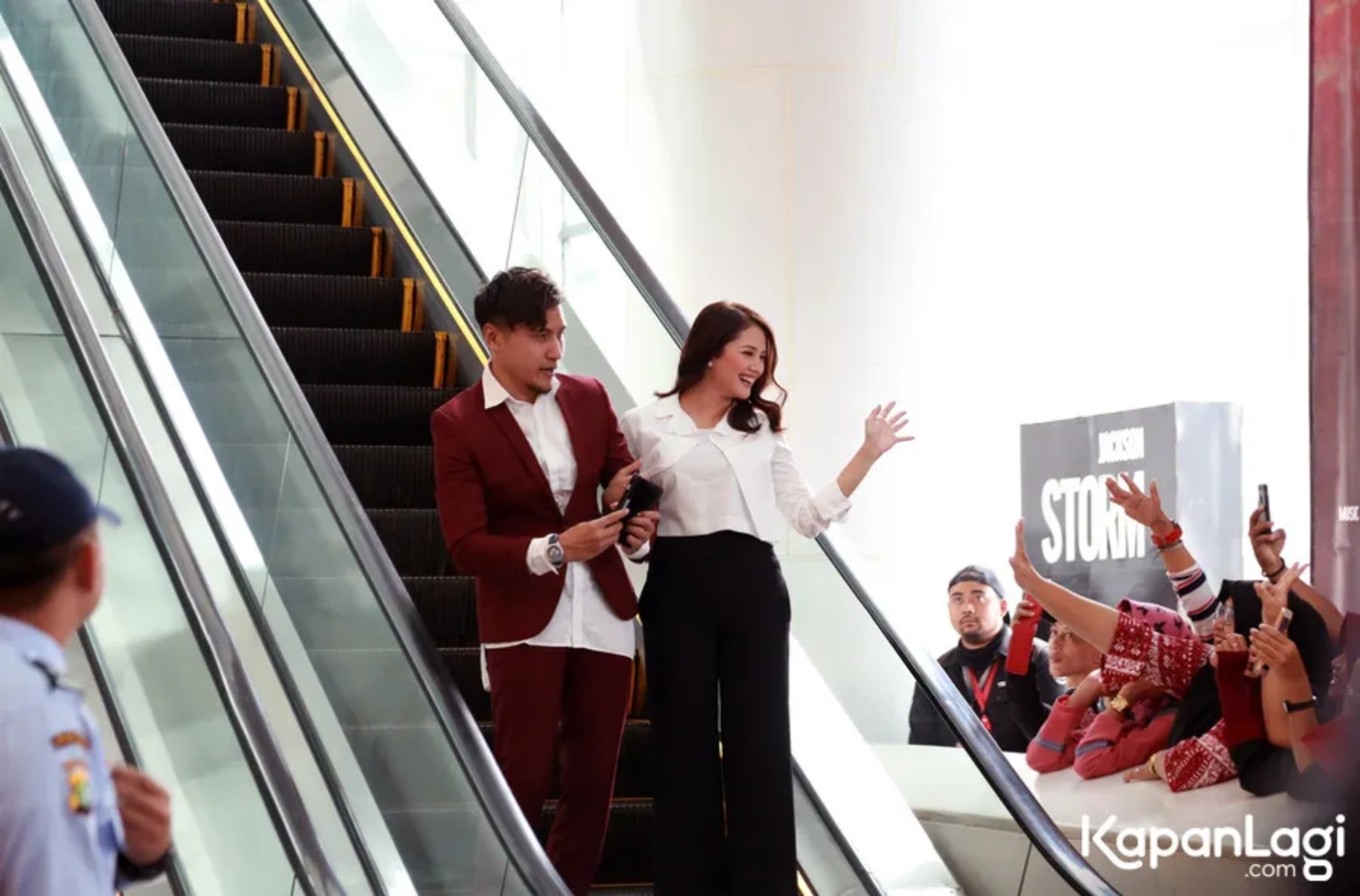 Jika Anda tidak melihat foto Arie Untung, kemungkinan karena foto dengan nomor tersebut tidak tersedia di Kapanlagi.com™