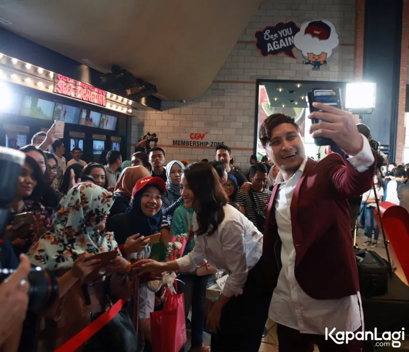 Jika Anda tidak melihat foto Arie Untung, kemungkinan karena foto dengan nomor tersebut tidak tersedia di Kapanlagi.com™