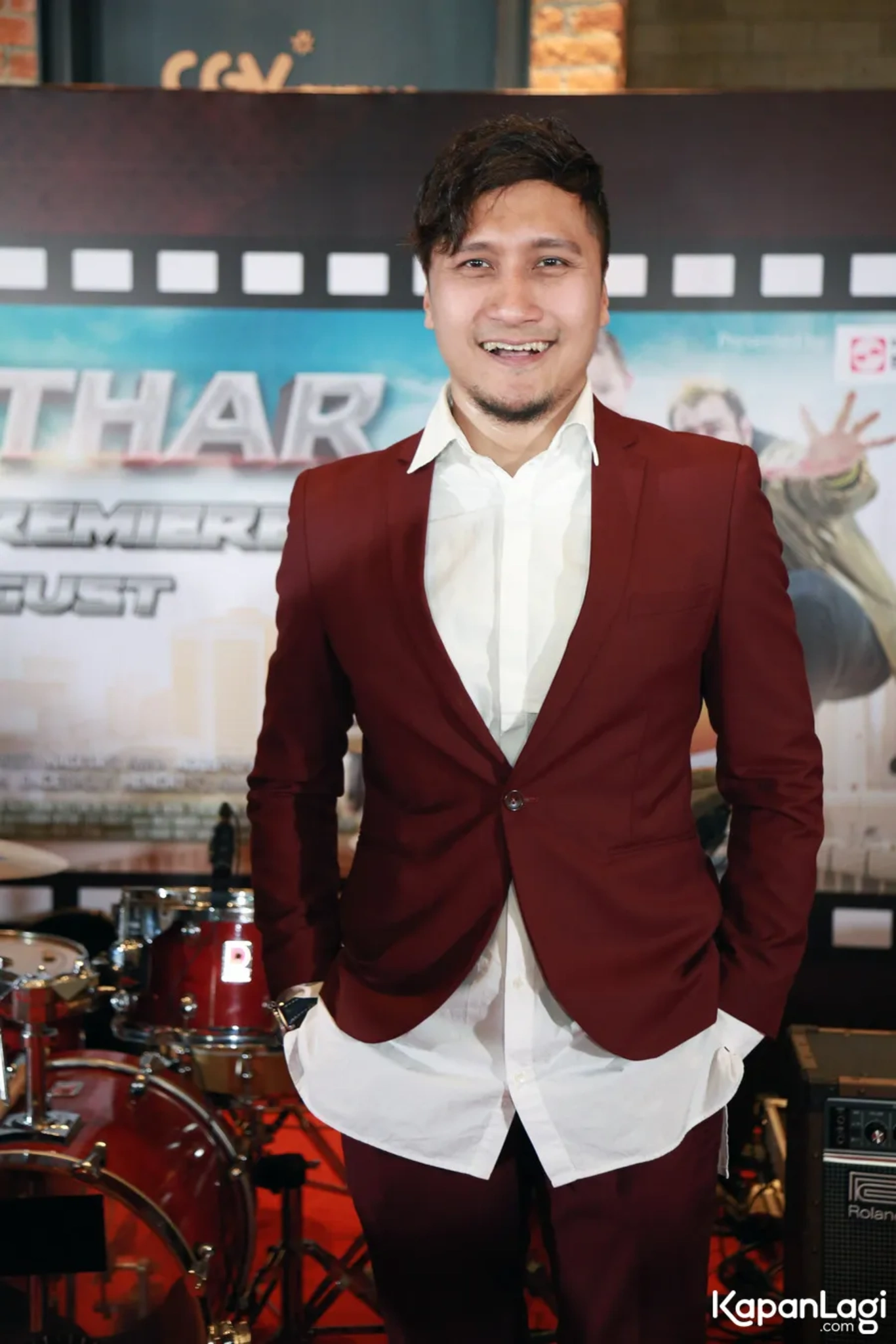 Jika Anda tidak melihat foto Arie Untung, kemungkinan karena foto dengan nomor tersebut tidak tersedia di Kapanlagi.com™