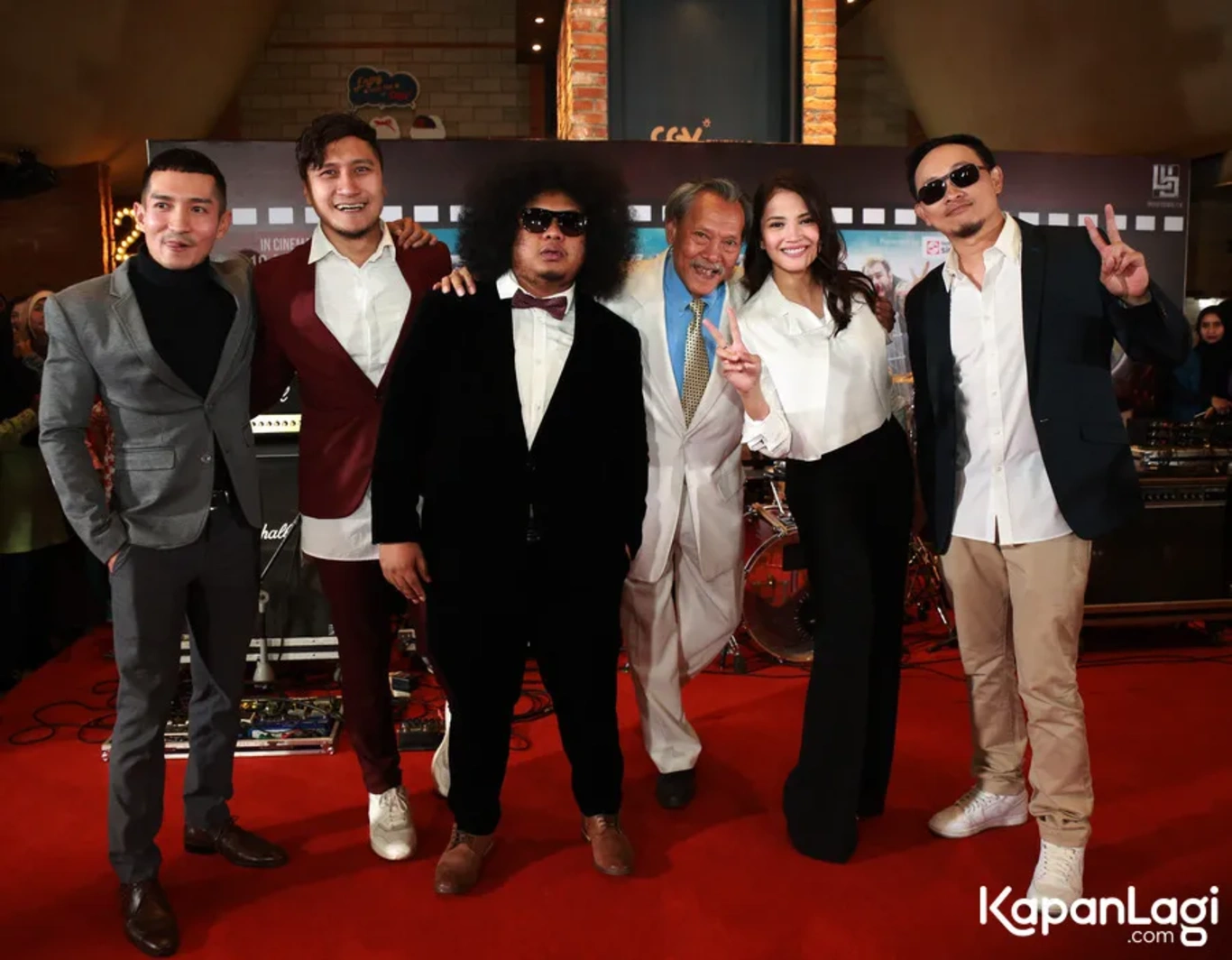 Jika Anda tidak melihat foto Arie Untung, kemungkinan karena foto dengan nomor tersebut tidak tersedia di Kapanlagi.com™