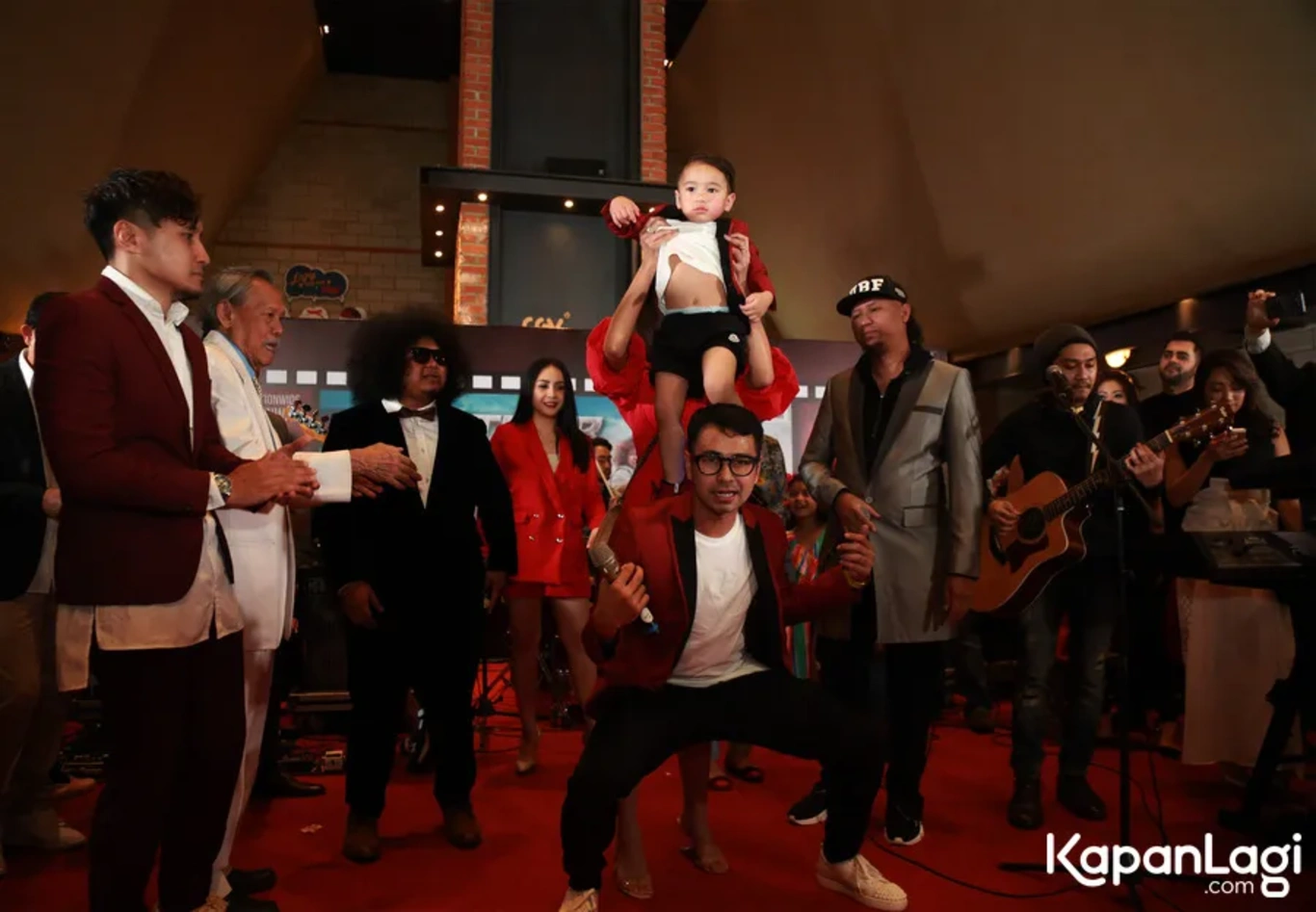 Jika Anda tidak melihat foto Arie Untung, kemungkinan karena foto dengan nomor tersebut tidak tersedia di Kapanlagi.com™