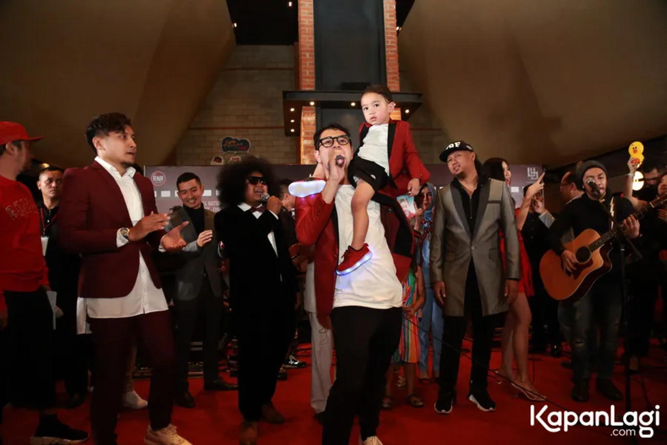 Jika Anda tidak melihat foto Arie Untung, kemungkinan karena foto dengan nomor tersebut tidak tersedia di Kapanlagi.com™