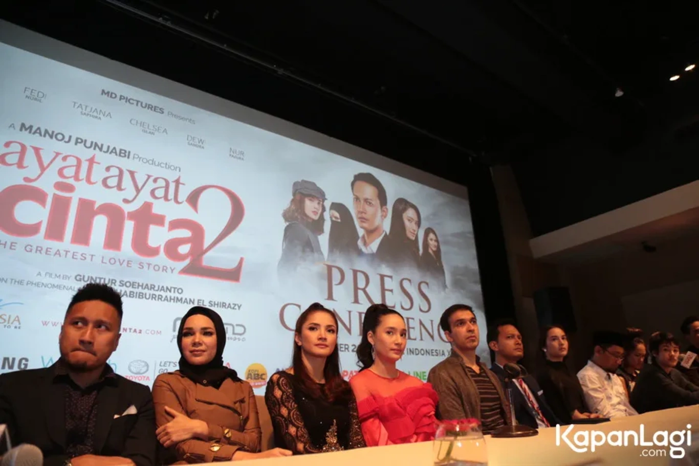 Jika Anda tidak melihat foto Arie Untung, kemungkinan karena foto dengan nomor tersebut tidak tersedia di Kapanlagi.com™