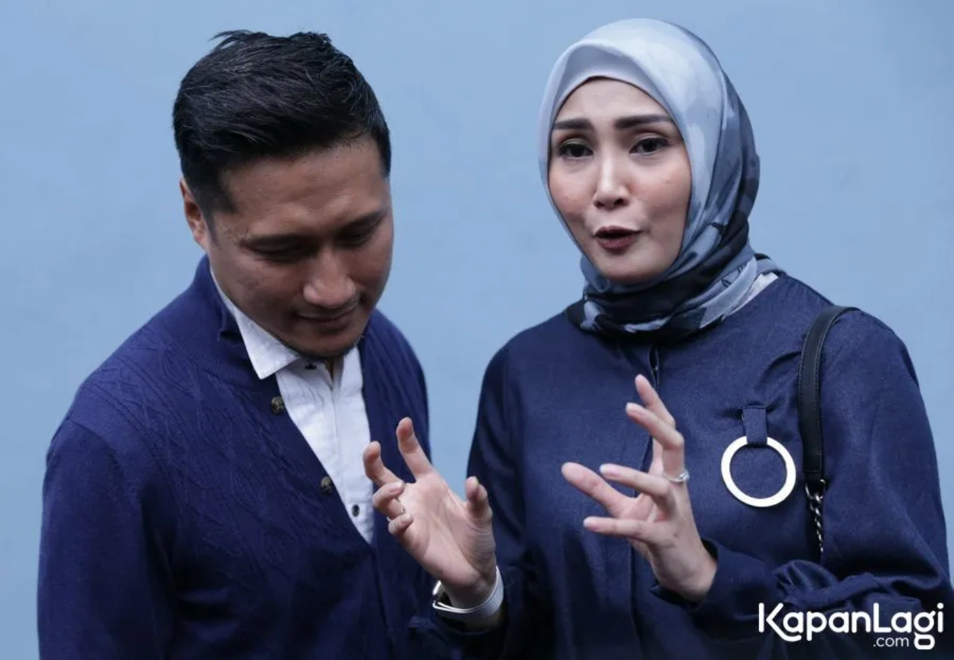 Jika Anda tidak melihat foto Arie Untung, kemungkinan karena foto dengan nomor tersebut tidak tersedia di Kapanlagi.com™