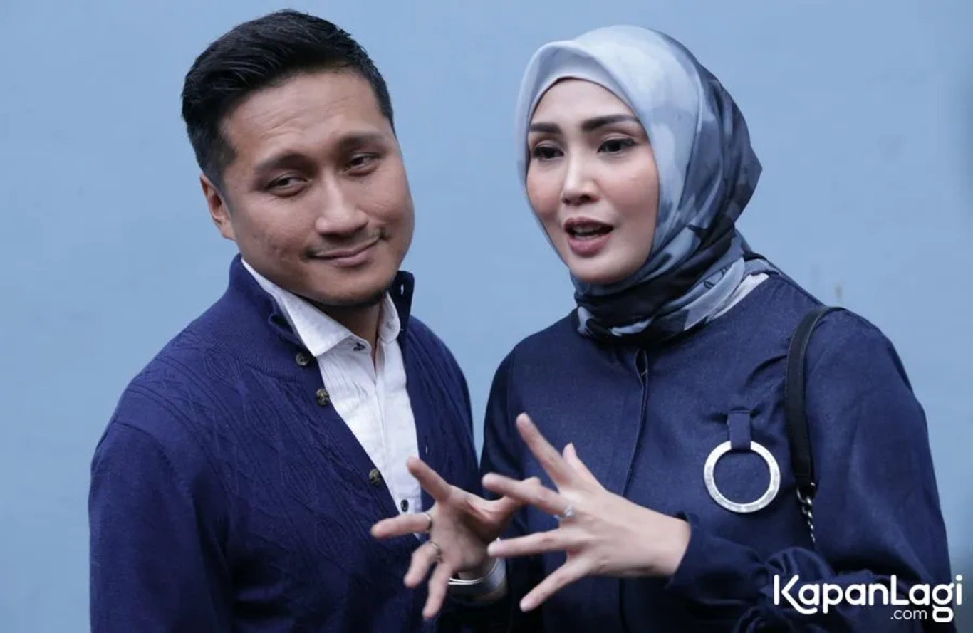 Jika Anda tidak melihat foto Arie Untung, kemungkinan karena foto dengan nomor tersebut tidak tersedia di Kapanlagi.com™