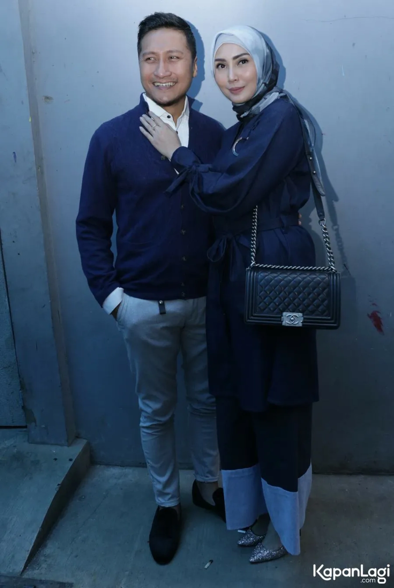 Jika Anda tidak melihat foto Arie Untung, kemungkinan karena foto dengan nomor tersebut tidak tersedia di Kapanlagi.com™