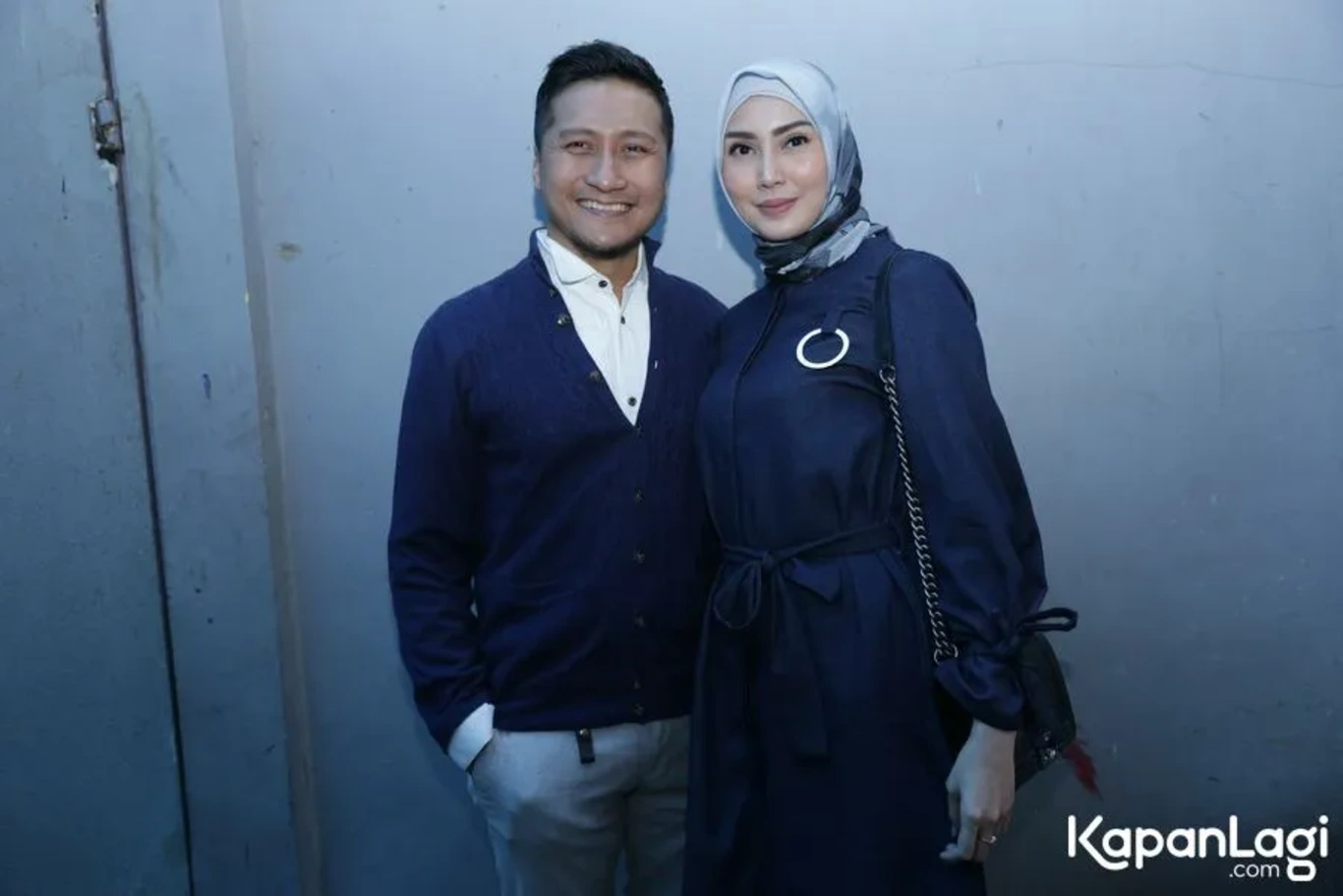 Jika Anda tidak melihat foto Arie Untung, kemungkinan karena foto dengan nomor tersebut tidak tersedia di Kapanlagi.com™