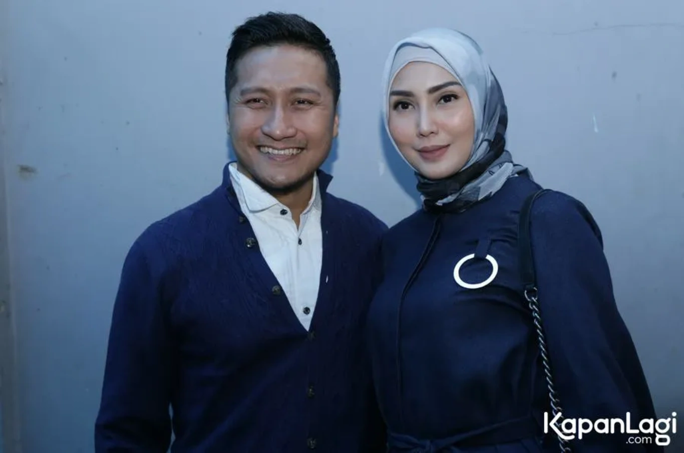 Jika Anda tidak melihat foto Arie Untung, kemungkinan karena foto dengan nomor tersebut tidak tersedia di Kapanlagi.com™