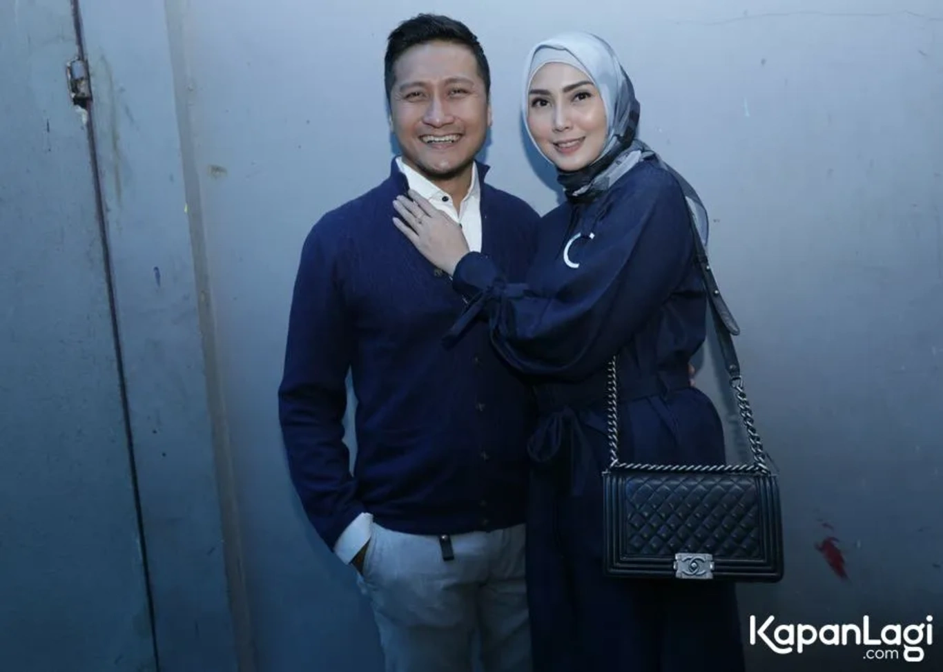 Jika Anda tidak melihat foto Arie Untung, kemungkinan karena foto dengan nomor tersebut tidak tersedia di Kapanlagi.com™