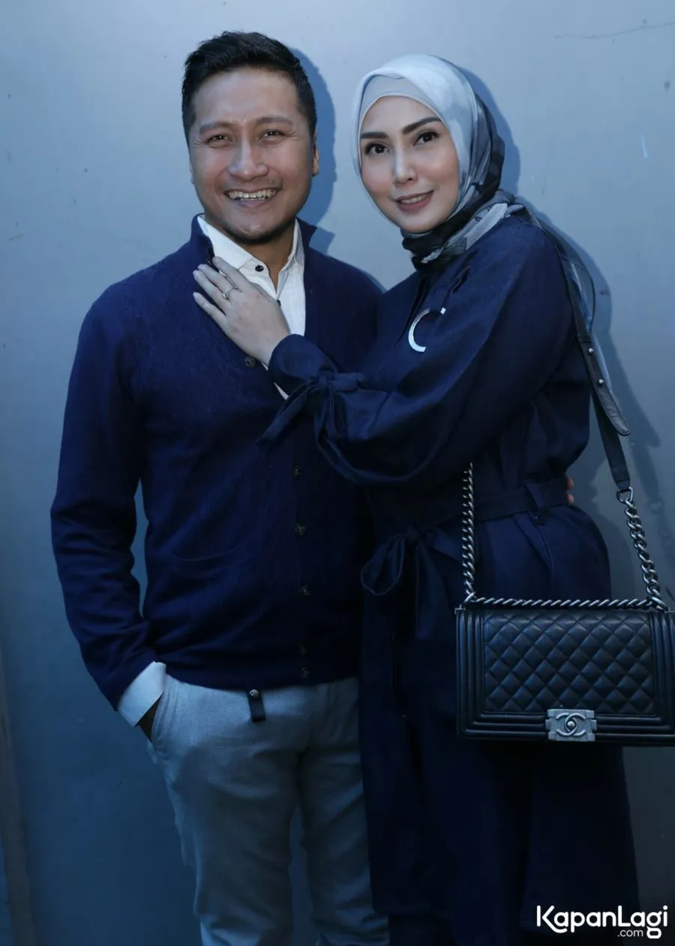 Jika Anda tidak melihat foto Arie Untung, kemungkinan karena foto dengan nomor tersebut tidak tersedia di Kapanlagi.com™