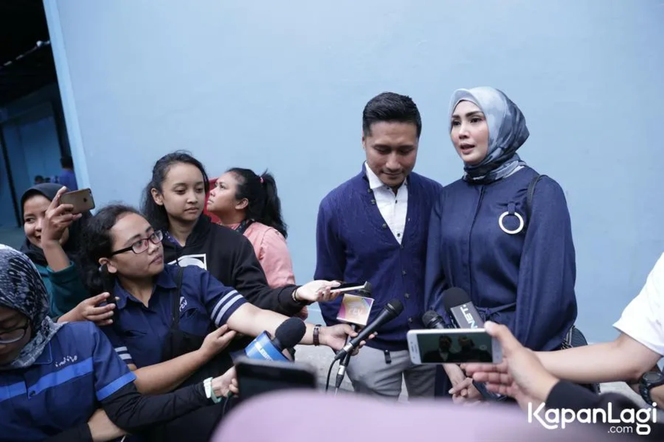 Jika Anda tidak melihat foto Arie Untung, kemungkinan karena foto dengan nomor tersebut tidak tersedia di Kapanlagi.com™