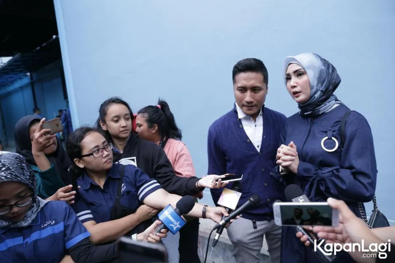 Jika Anda tidak melihat foto Arie Untung, kemungkinan karena foto dengan nomor tersebut tidak tersedia di Kapanlagi.com™