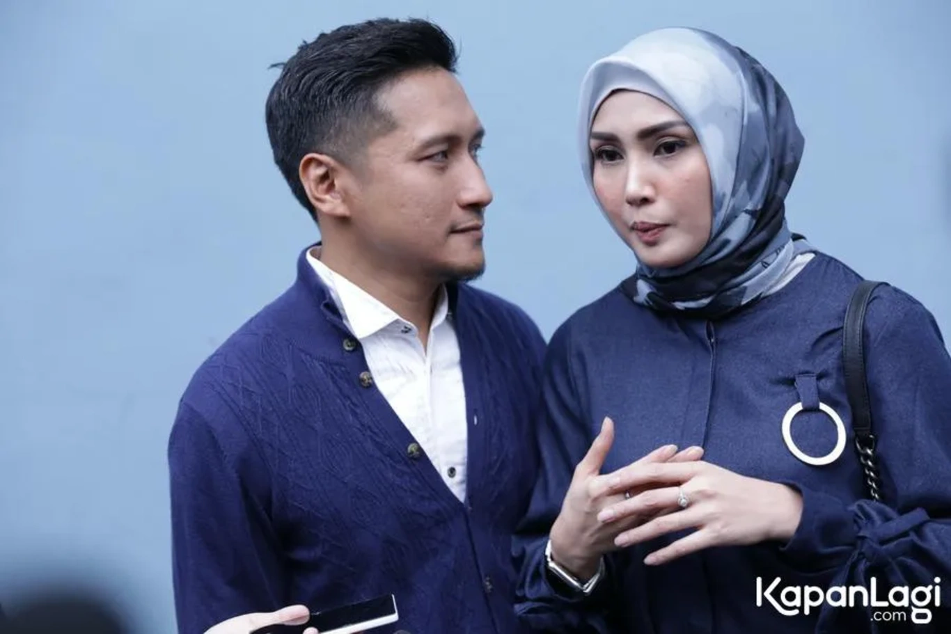 Jika Anda tidak melihat foto Arie Untung, kemungkinan karena foto dengan nomor tersebut tidak tersedia di Kapanlagi.com™