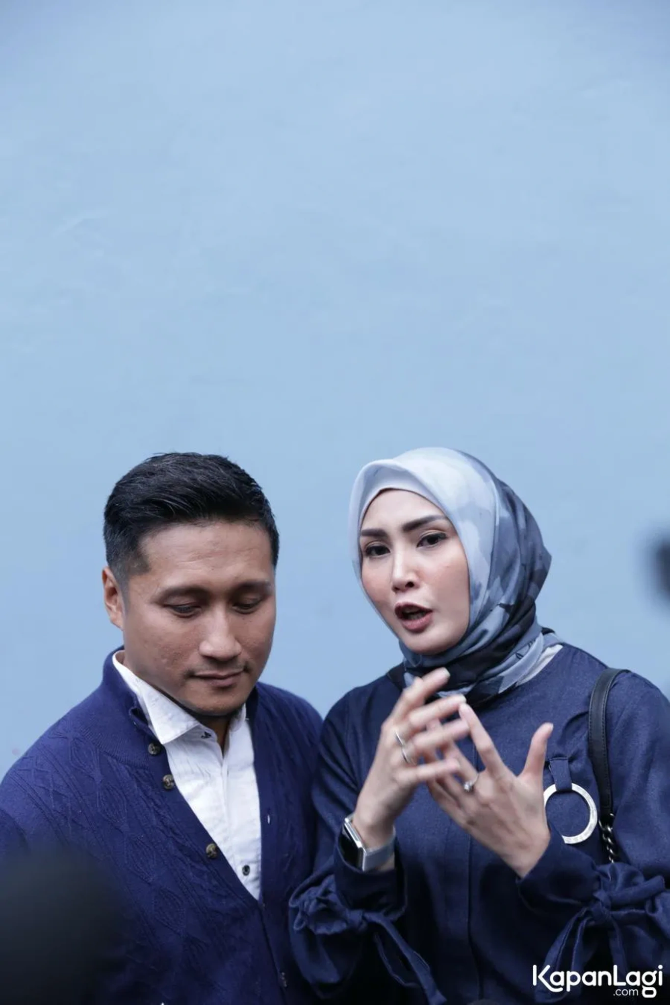 Jika Anda tidak melihat foto Arie Untung, kemungkinan karena foto dengan nomor tersebut tidak tersedia di Kapanlagi.com™