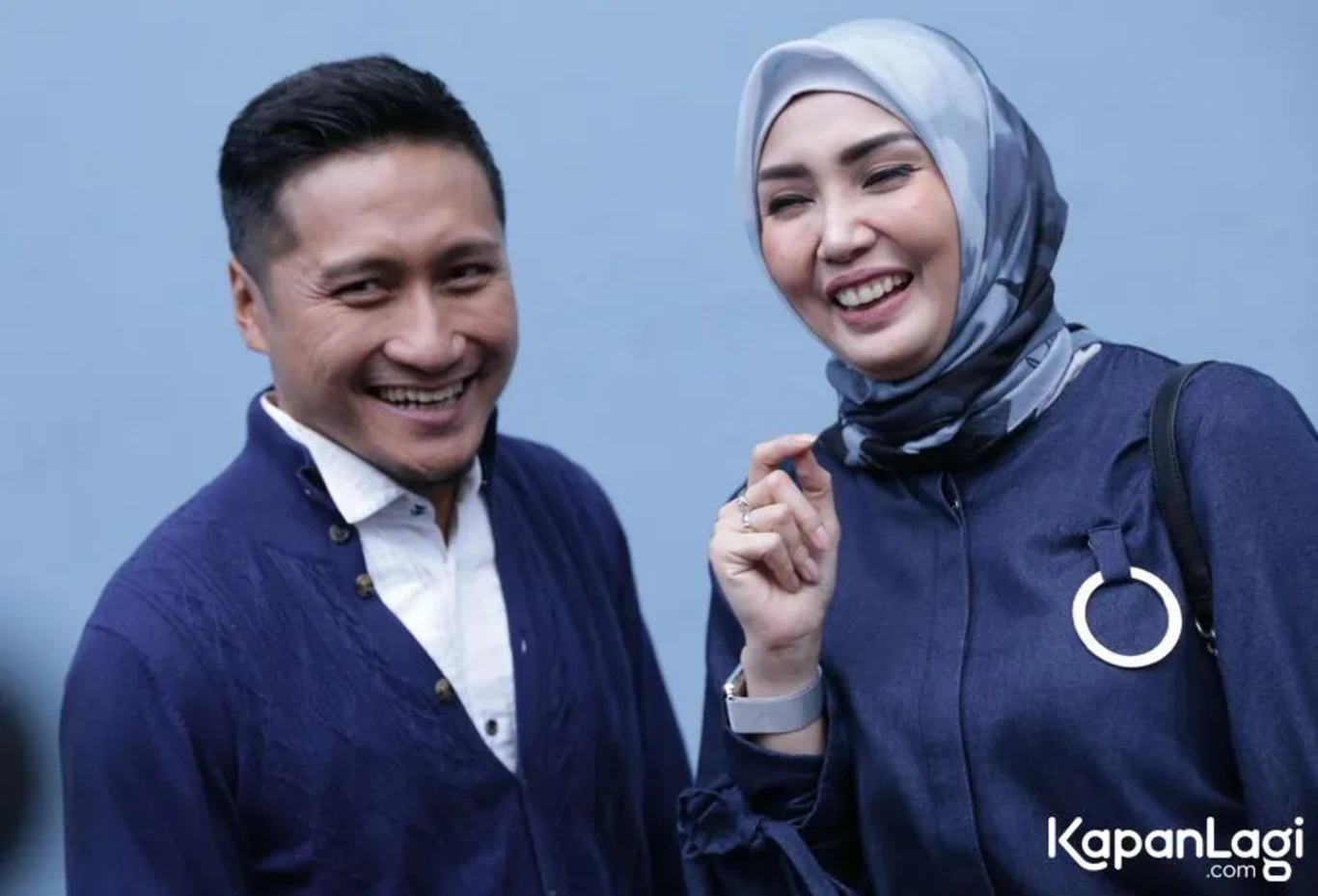 Jika Anda tidak melihat foto Arie Untung, kemungkinan karena foto dengan nomor tersebut tidak tersedia di Kapanlagi.com™