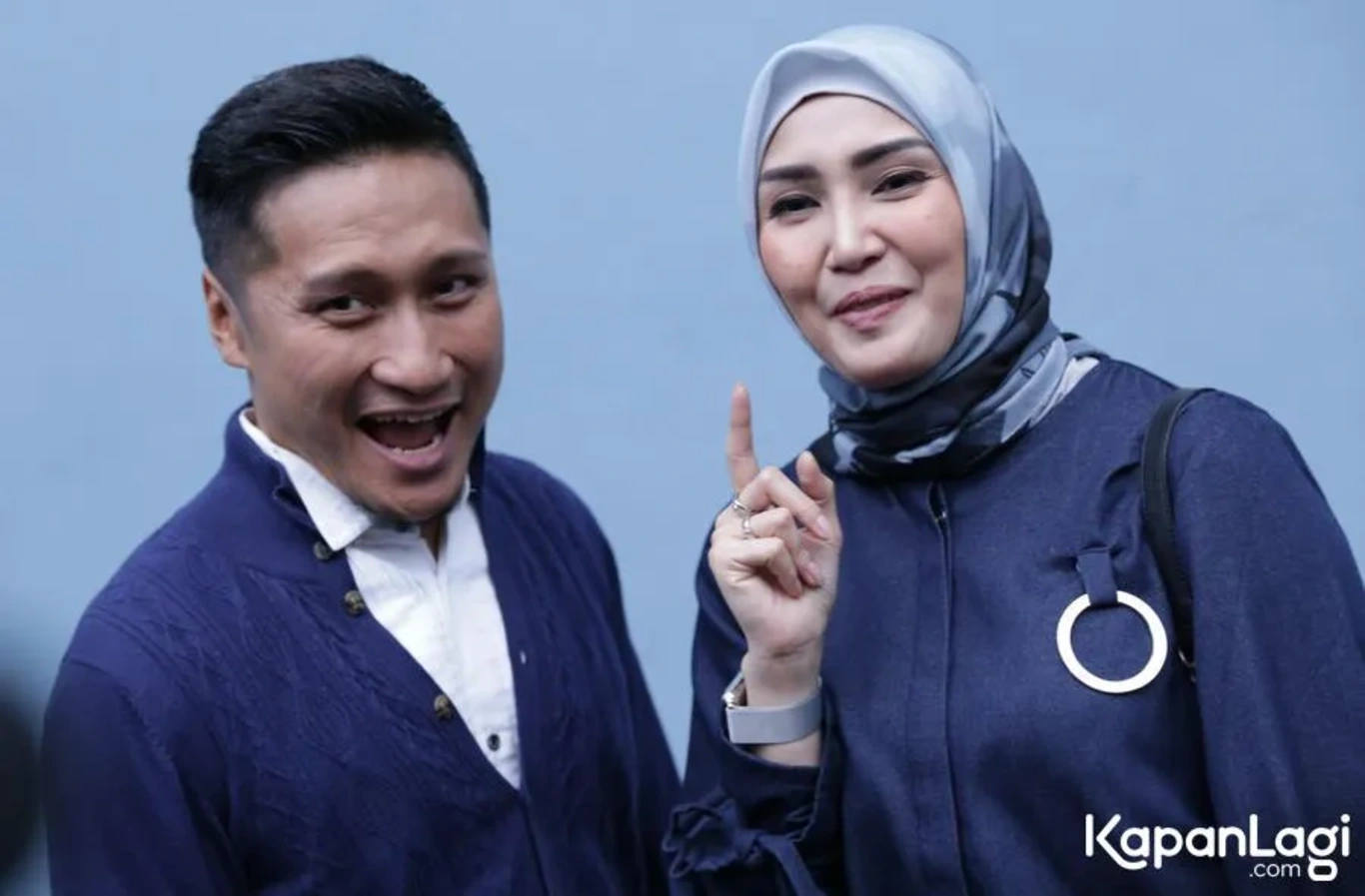 Jika Anda tidak melihat foto Arie Untung, kemungkinan karena foto dengan nomor tersebut tidak tersedia di Kapanlagi.com™